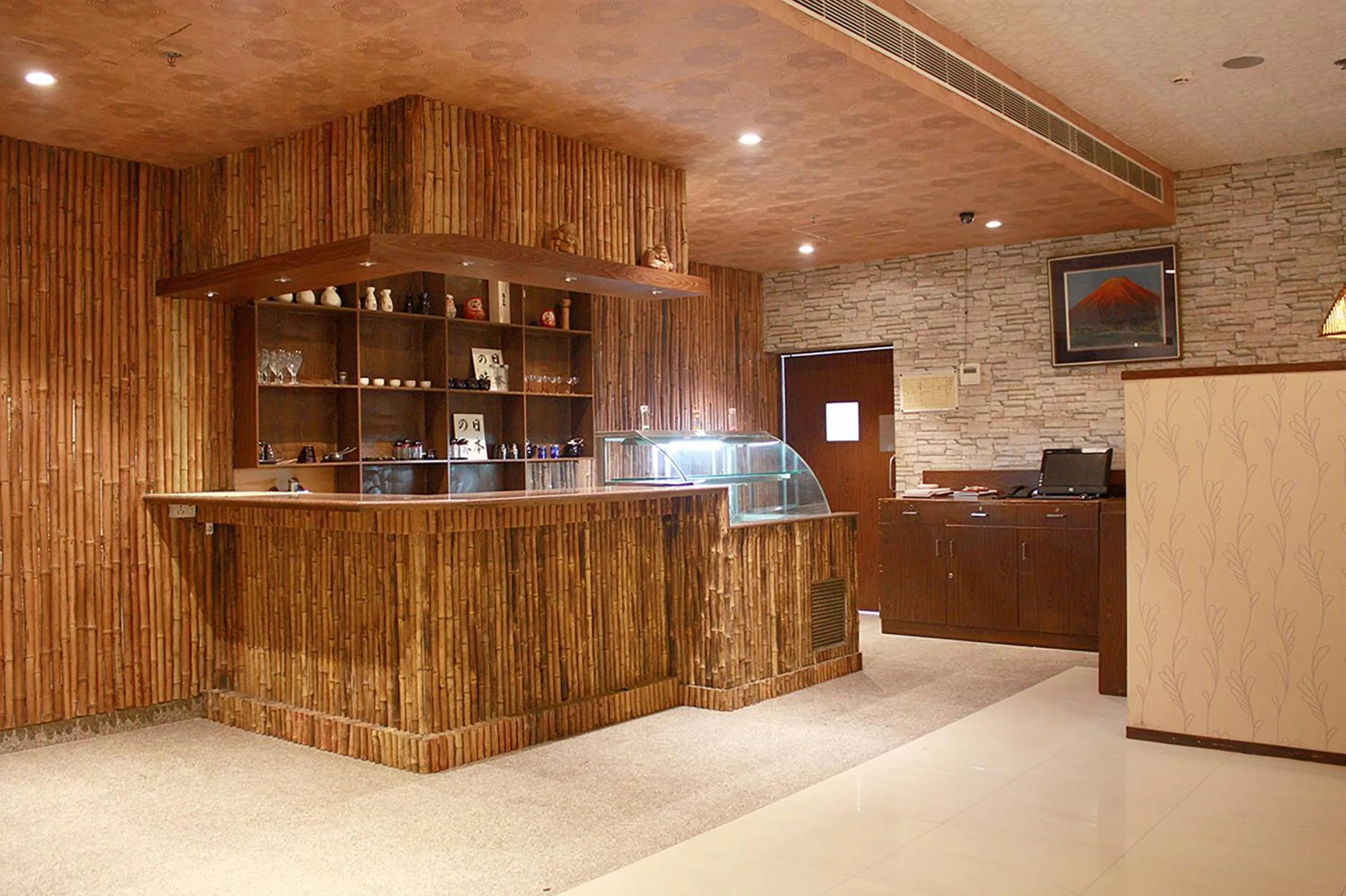 Restaurant/places to eat in Days Hotel By Wyndham Neemrana