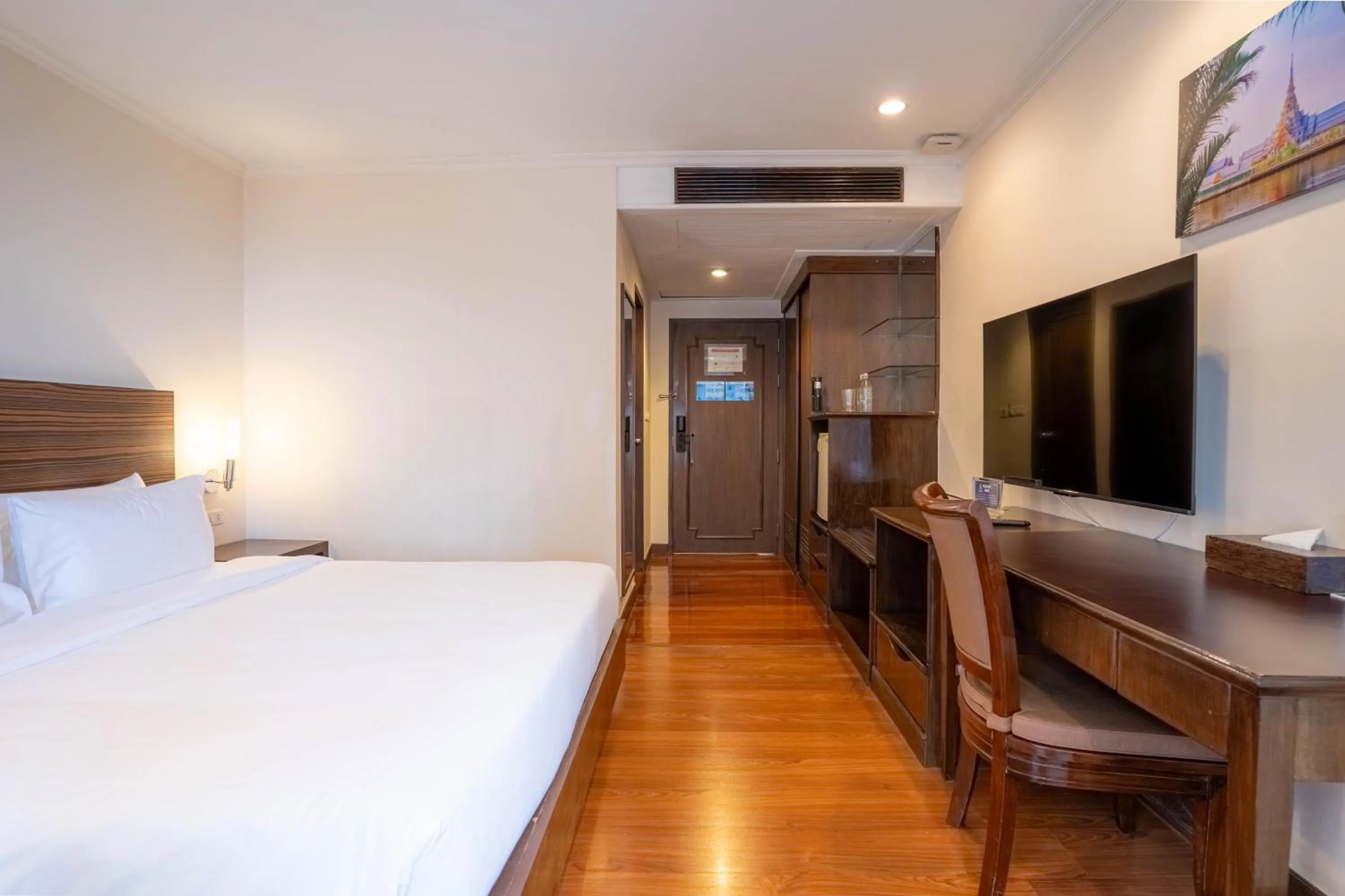 Bedroom, Bed in Journeyhub Sukhumvit 26, Bangkok - Formerly St James Hotel