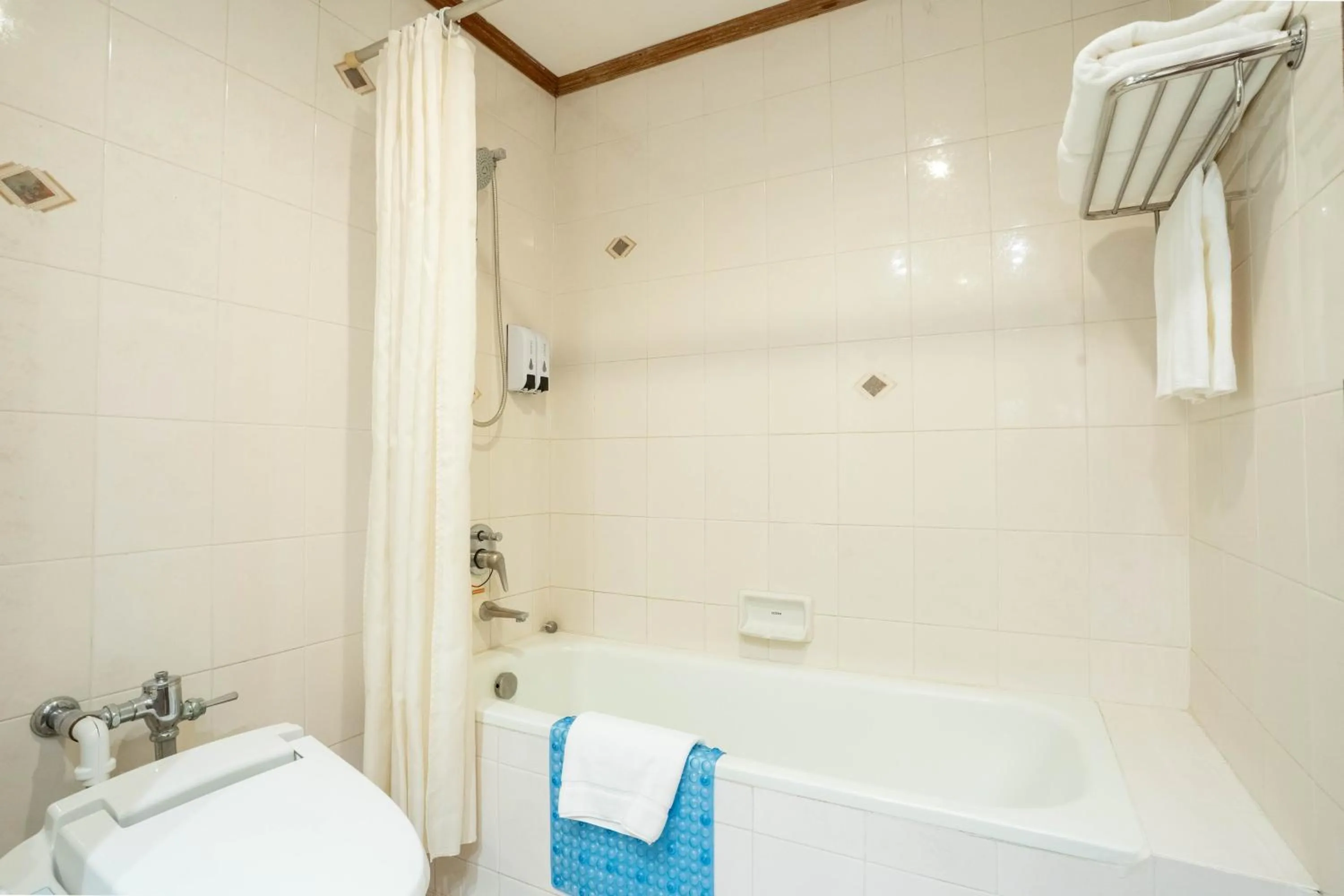 Bath in Journeyhub Sukhumvit 26, Bangkok - Formerly St James Hotel