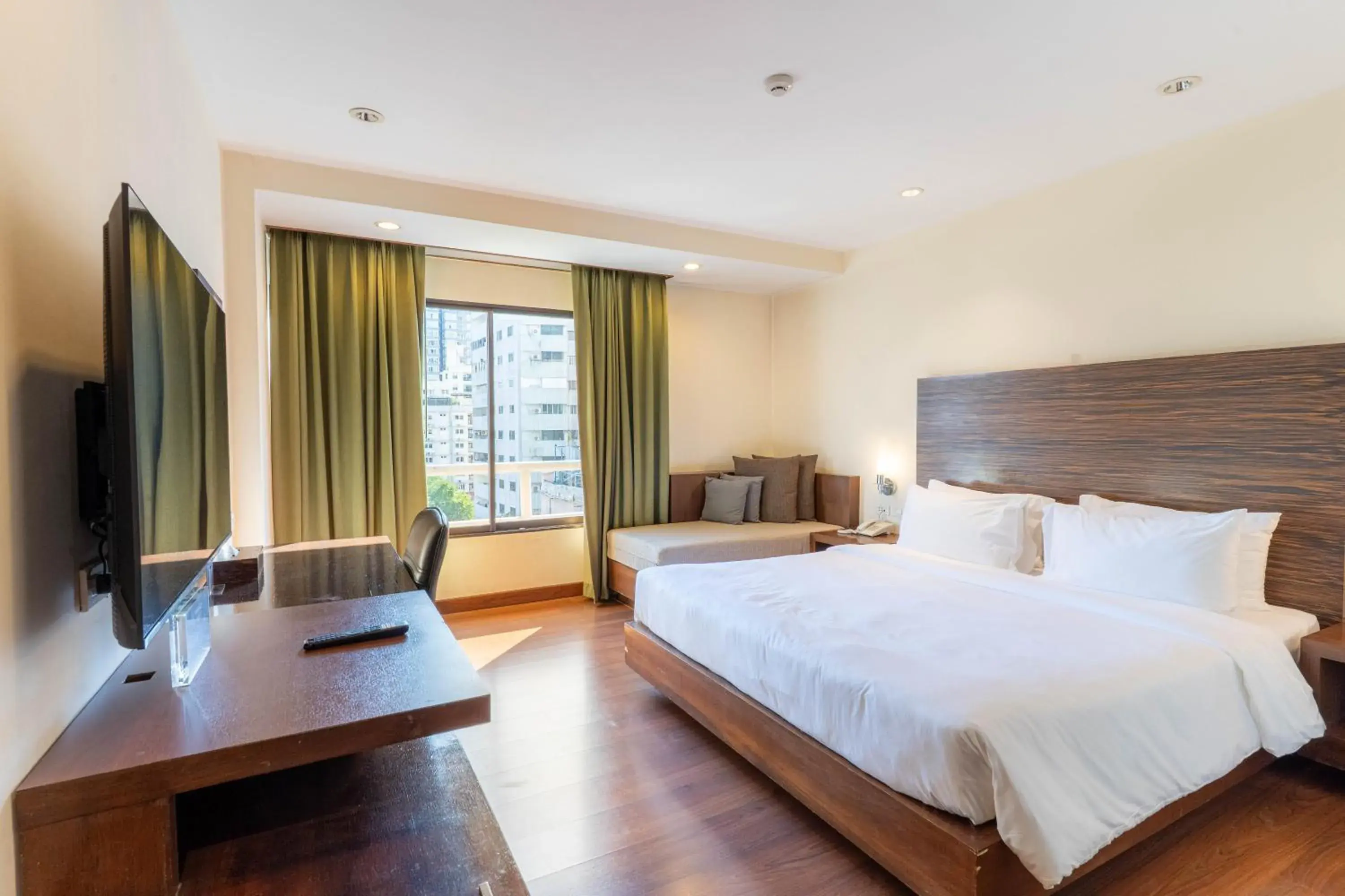 Deluxe Double Room in Journeyhub Sukhumvit 26, Bangkok - Formerly St James Hotel Deluxe Double Room in Journeyhub Sukhumvit 26, Bangkok - Formerly St James Hotel