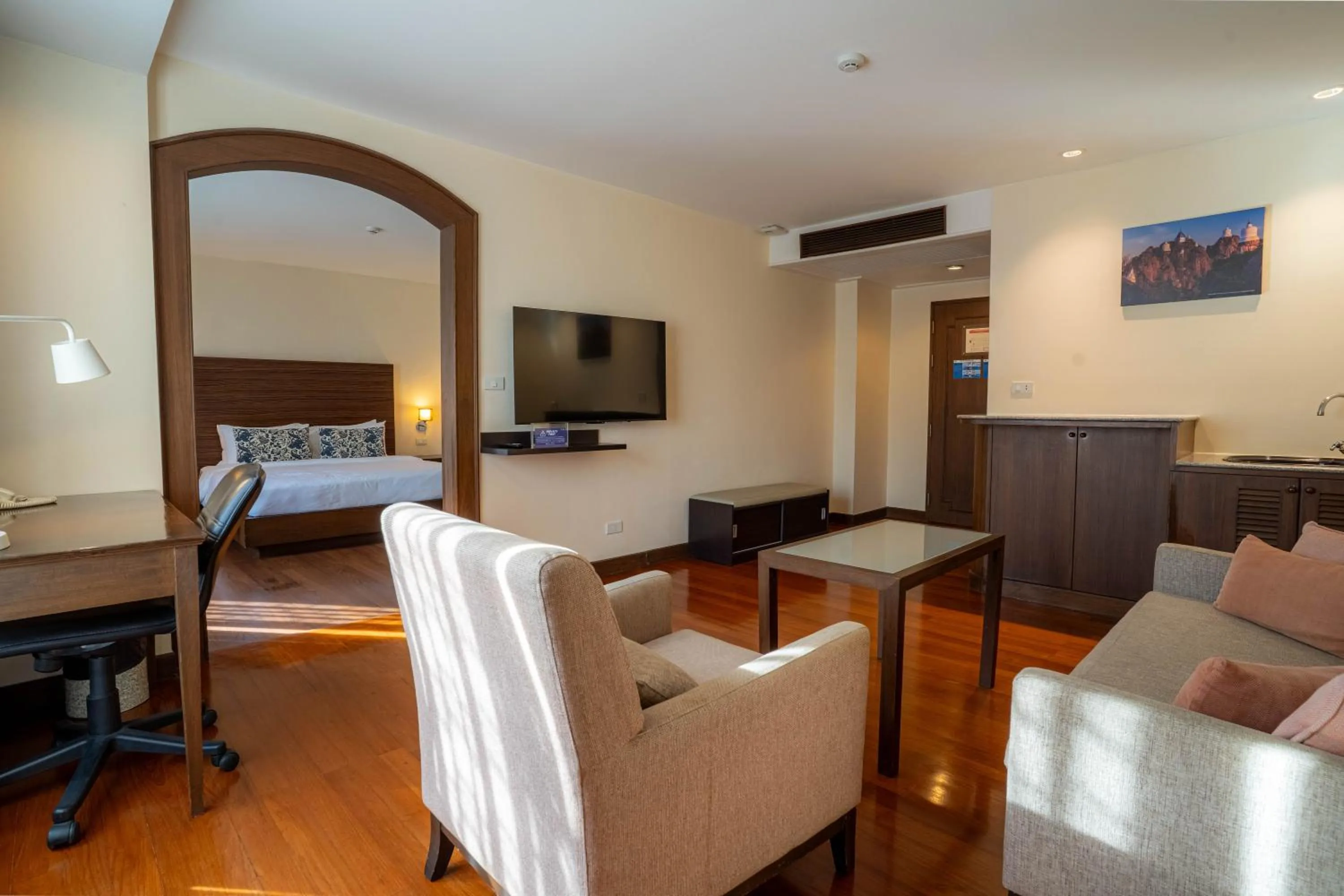 Bedroom, Bed in Journeyhub Sukhumvit 26, Bangkok - Formerly St James Hotel