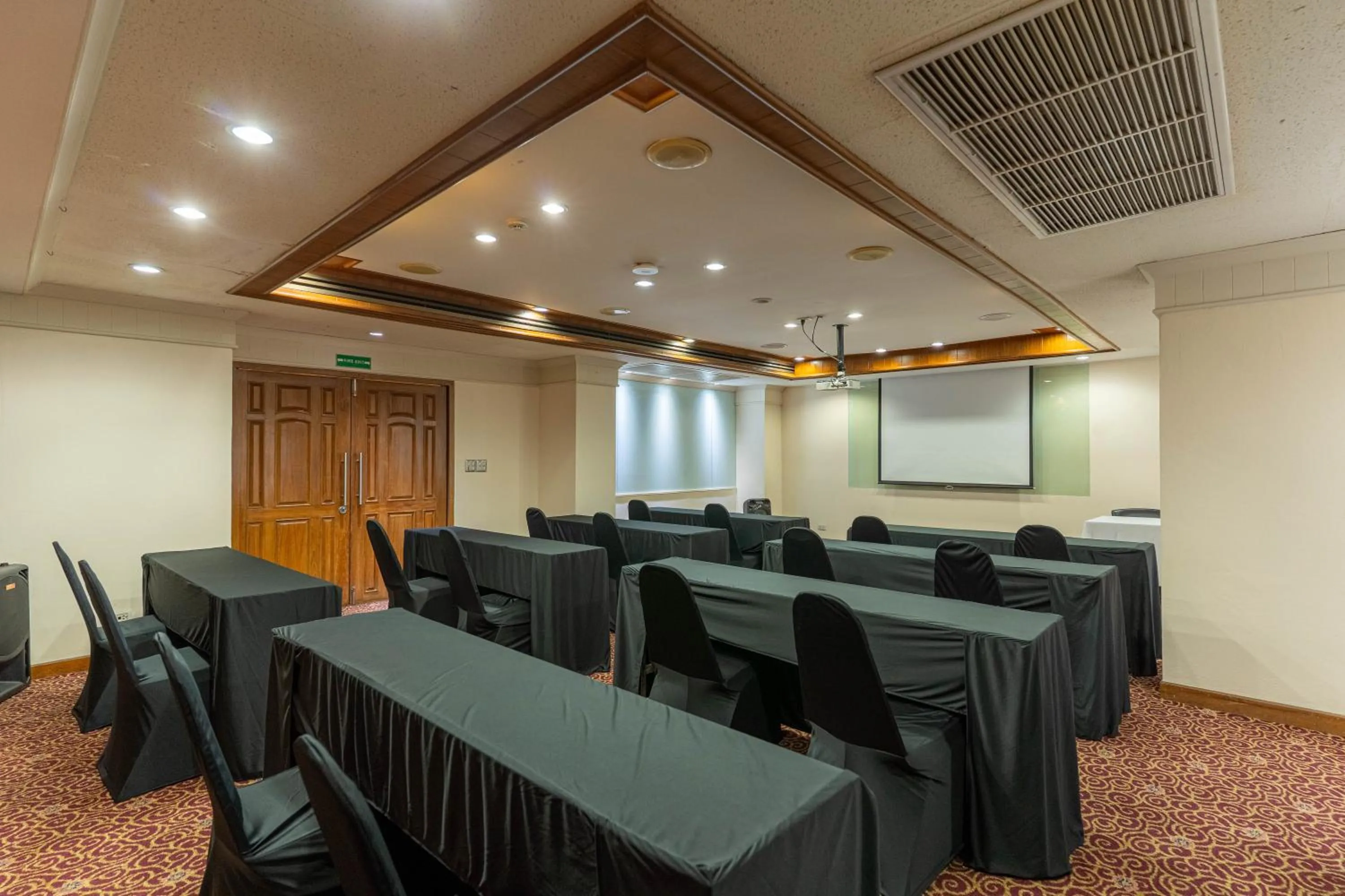 Meeting/conference room in Journeyhub Sukhumvit 26, Bangkok - Formerly St James Hotel