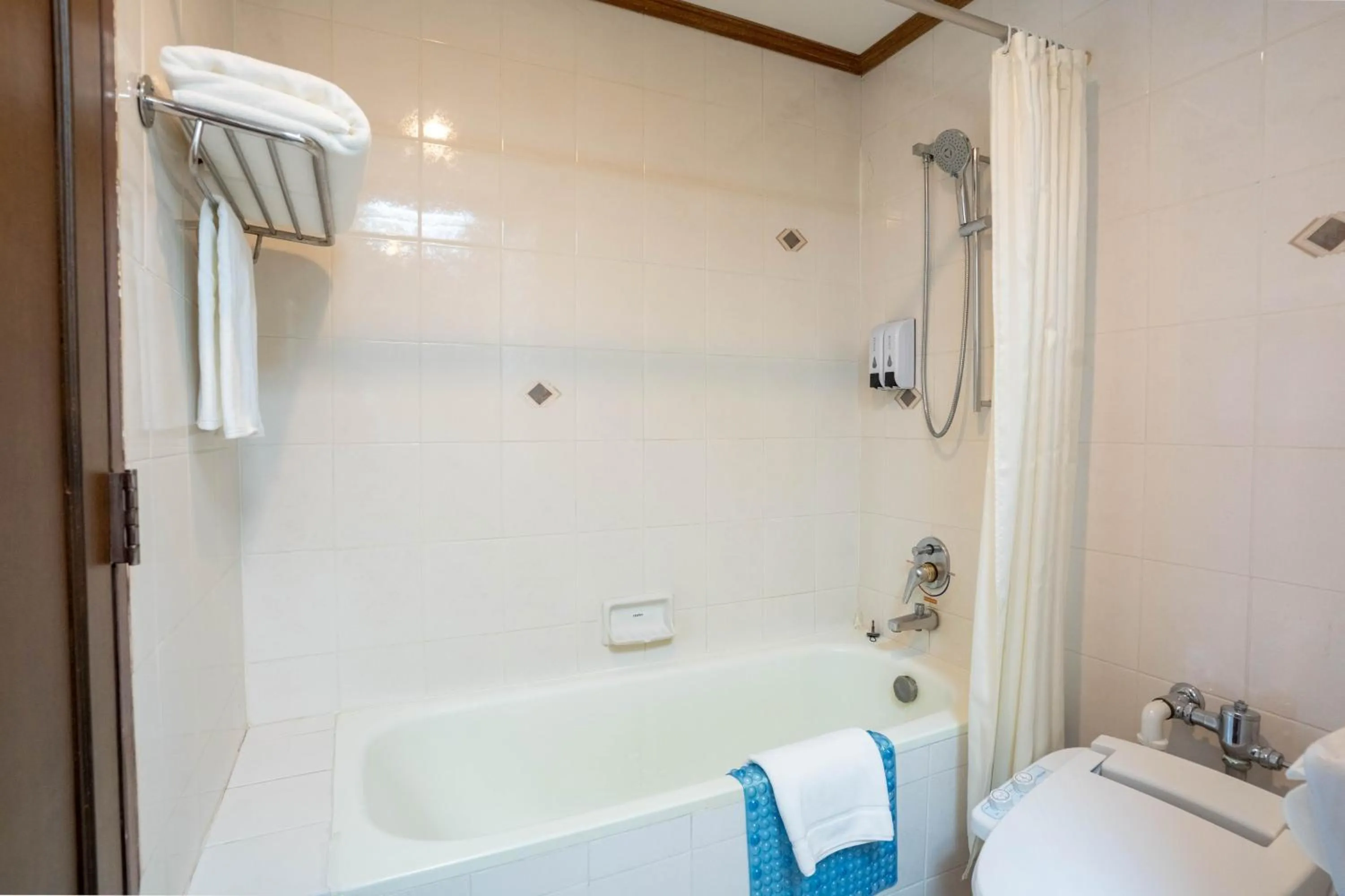 Shower in Journeyhub Sukhumvit 26, Bangkok - Formerly St James Hotel