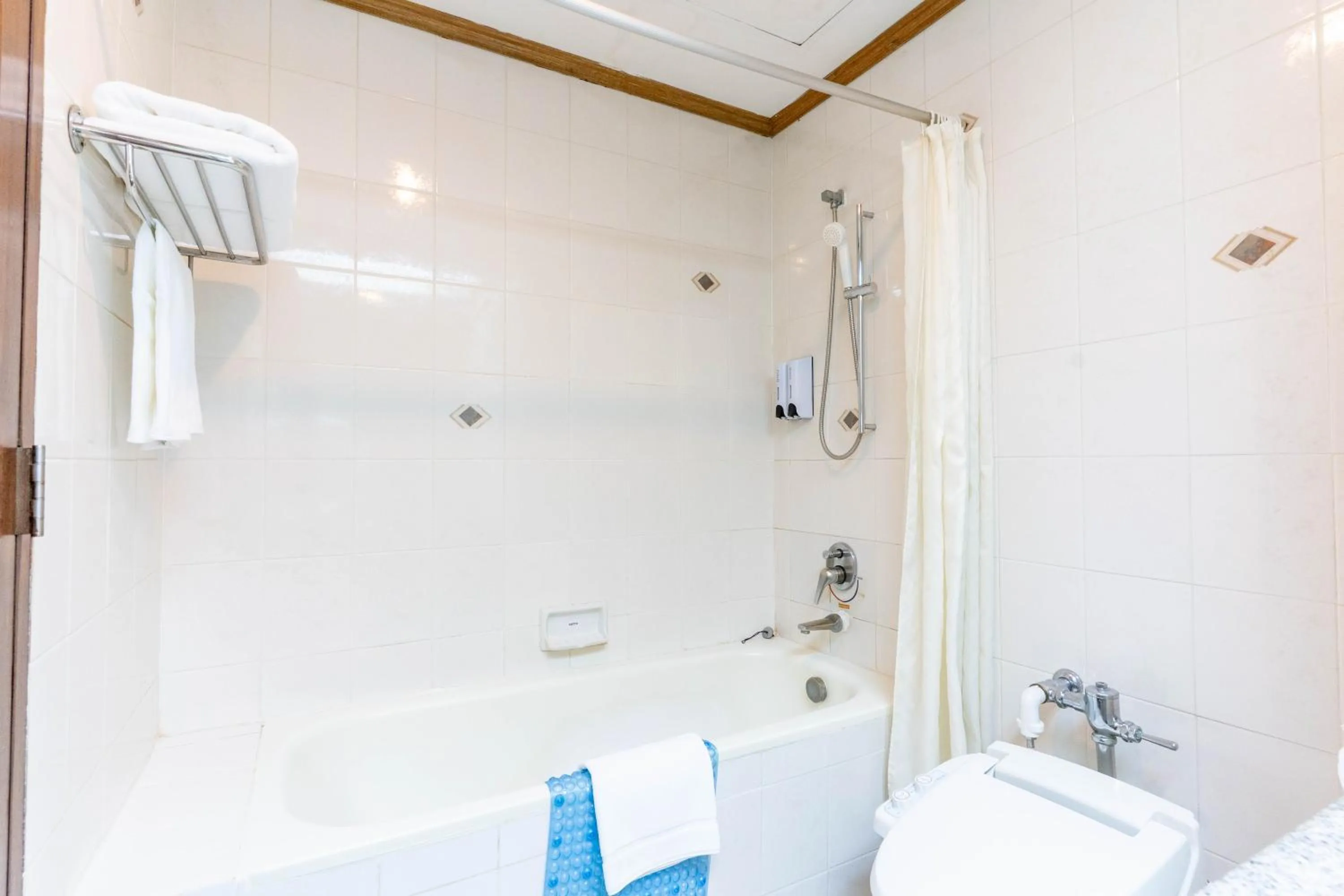 Shower in Journeyhub Sukhumvit 26, Bangkok - Formerly St James Hotel