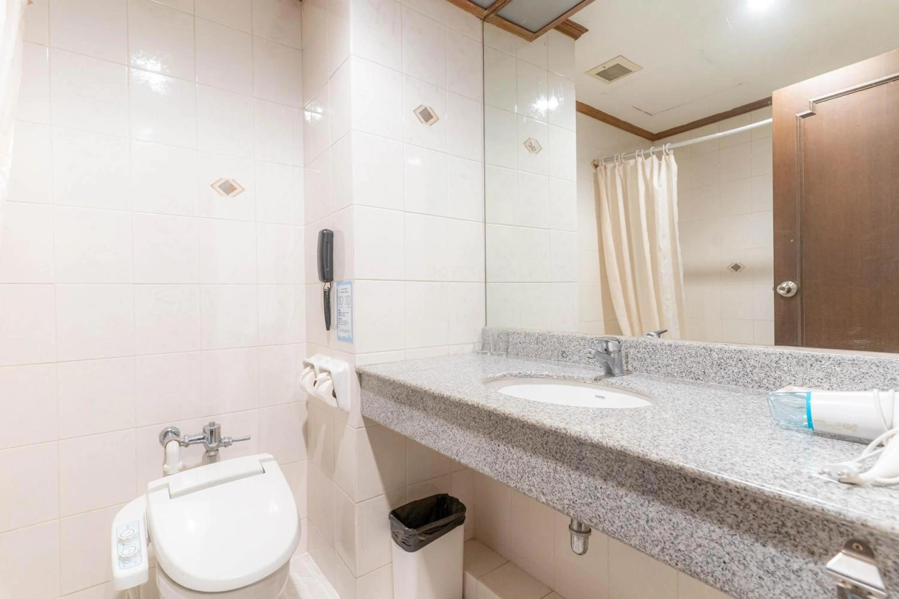 Bathroom in Journeyhub Sukhumvit 26, Bangkok - Formerly St James Hotel