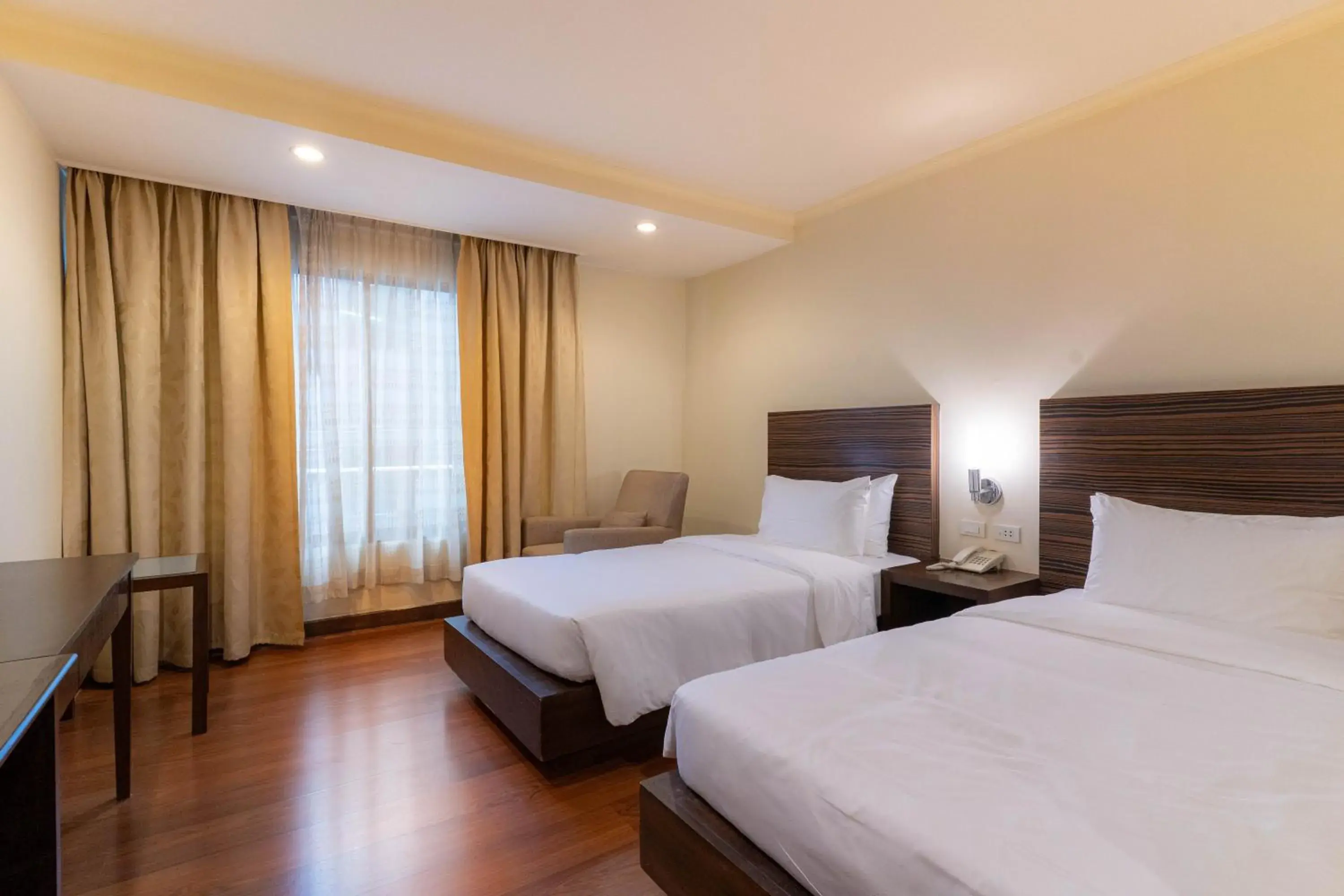 Superior Twin Room in Journeyhub Sukhumvit 26, Bangkok - Formerly St James Hotel Superior Twin Room in Journeyhub Sukhumvit 26, Bangkok - Formerly St James Hotel