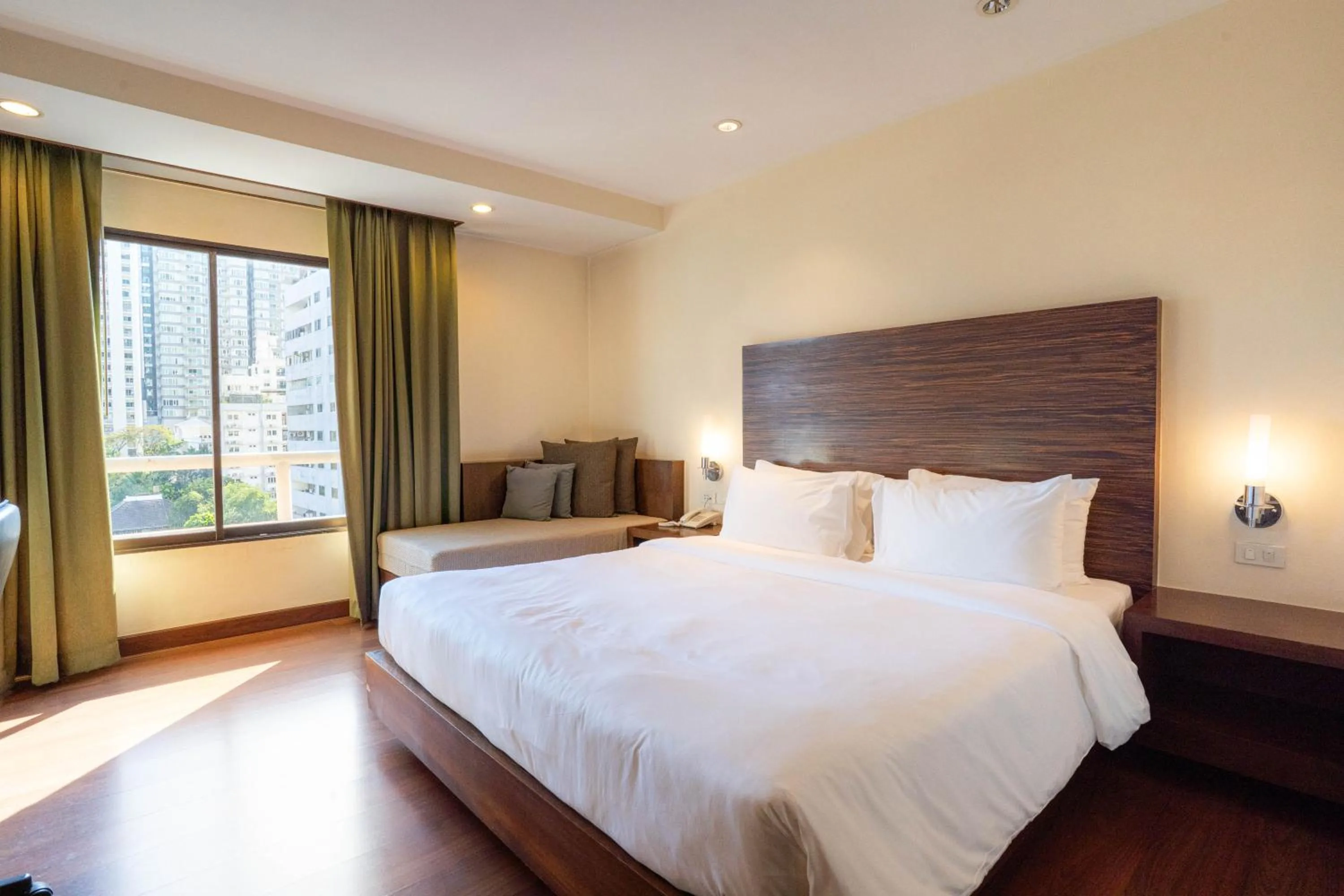Bedroom, Bed in Journeyhub Sukhumvit 26, Bangkok - Formerly St James Hotel