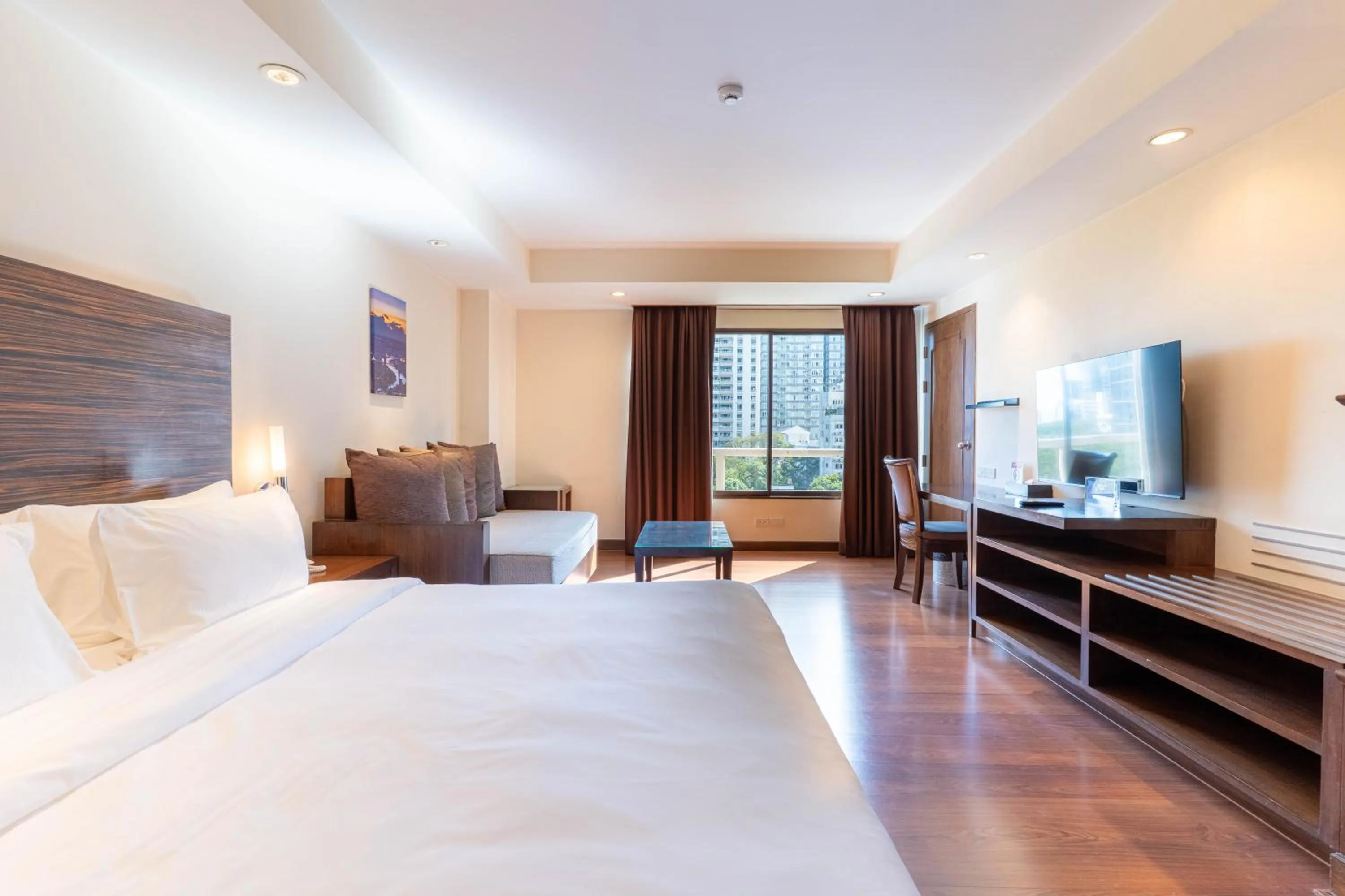 Bedroom, Bed in Journeyhub Sukhumvit 26, Bangkok - Formerly St James Hotel