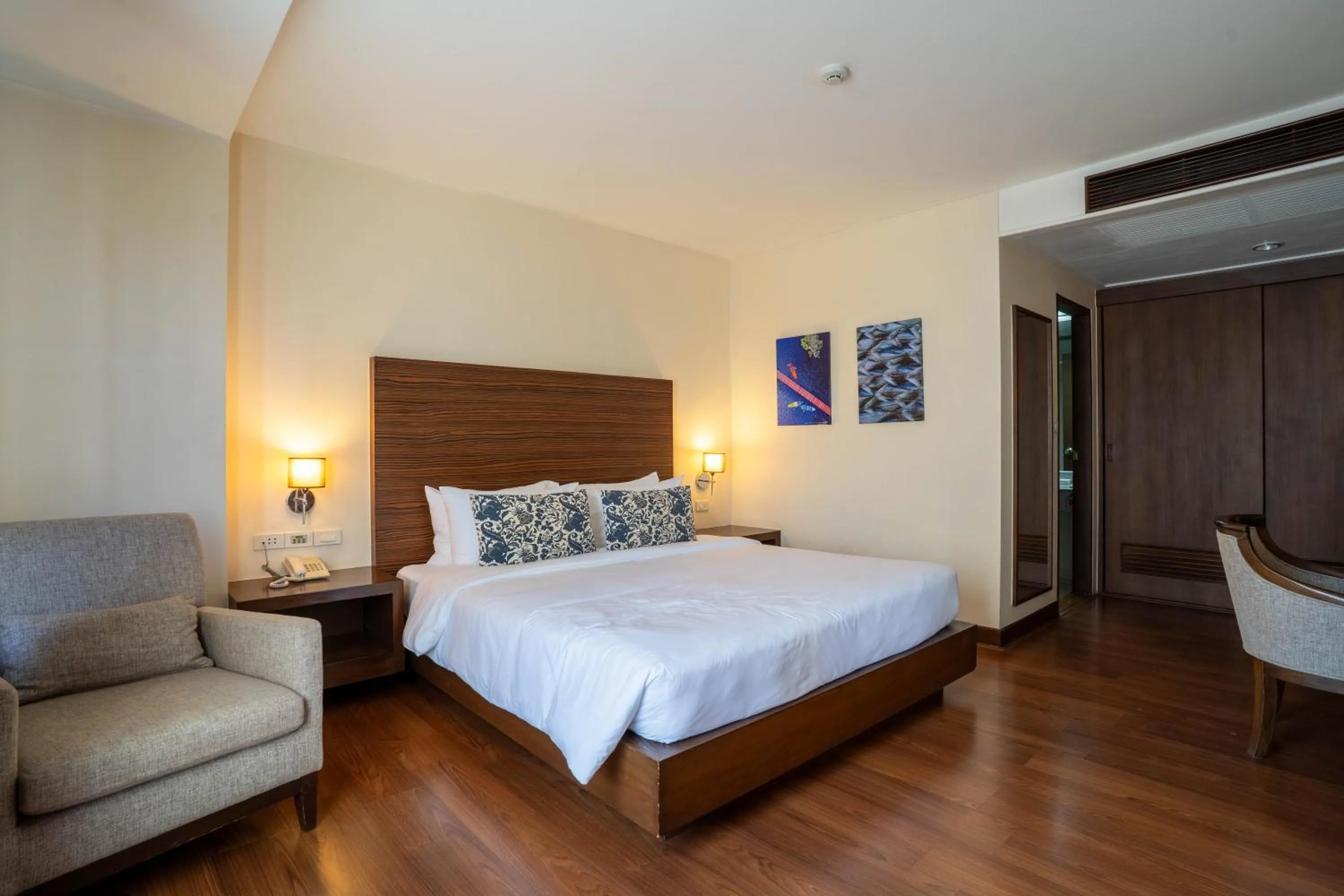 Bedroom, Bed in Journeyhub Sukhumvit 26, Bangkok - Formerly St James Hotel