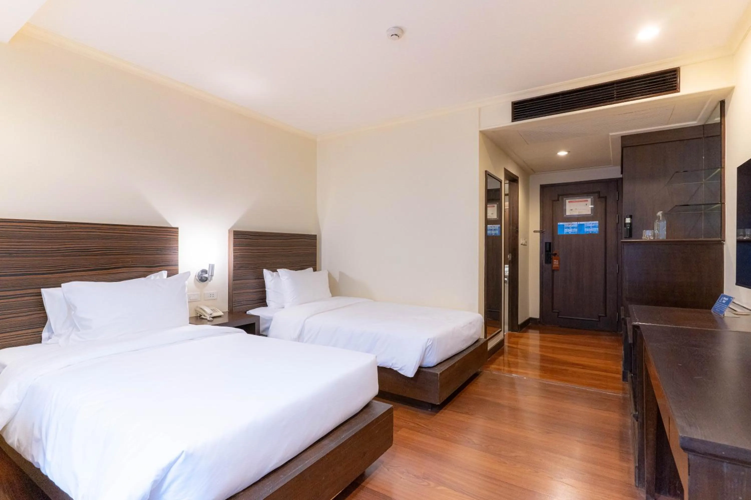 Bedroom, Bed in Journeyhub Sukhumvit 26, Bangkok - Formerly St James Hotel