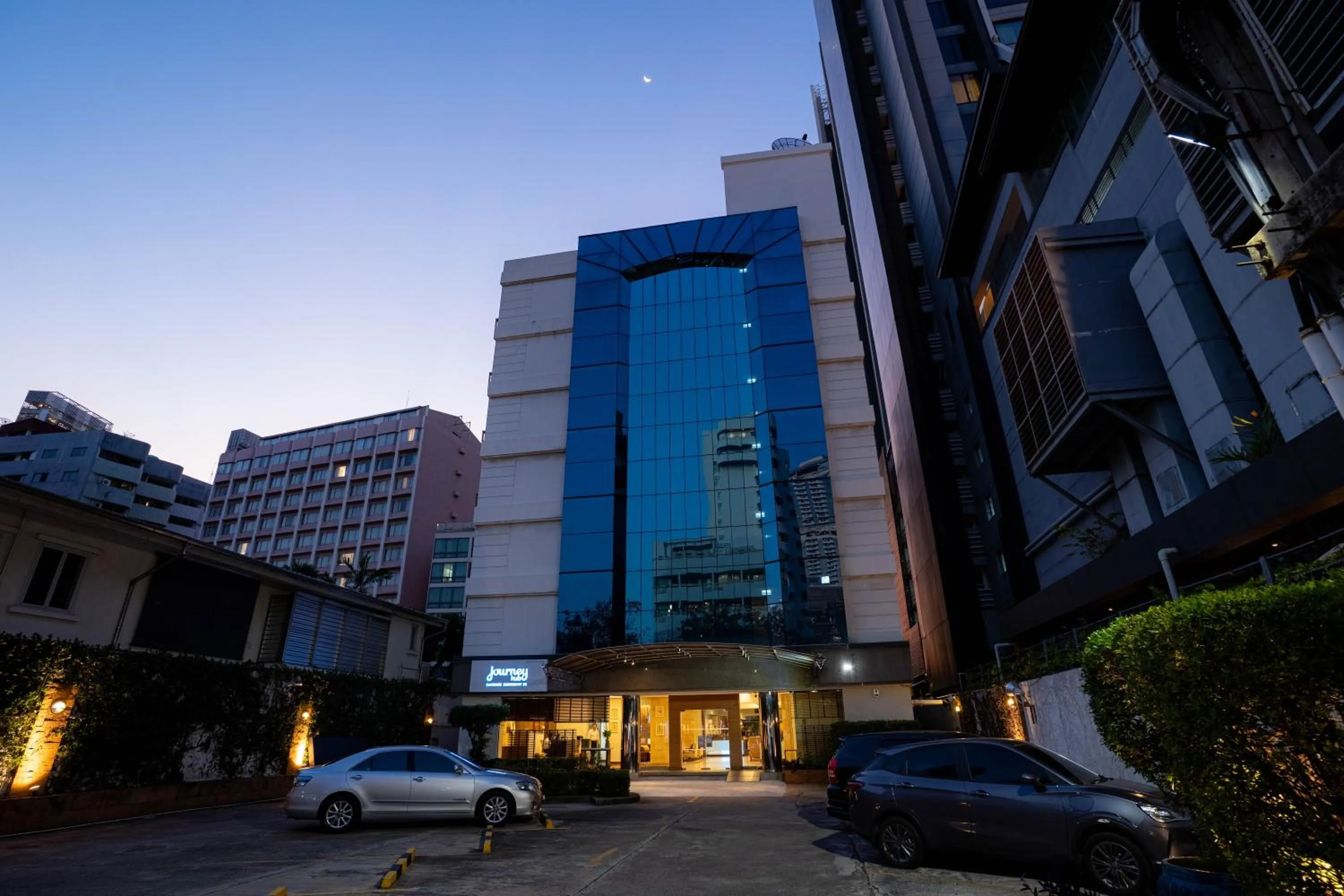Property building in Journeyhub Sukhumvit 26, Bangkok - Formerly St James Hotel