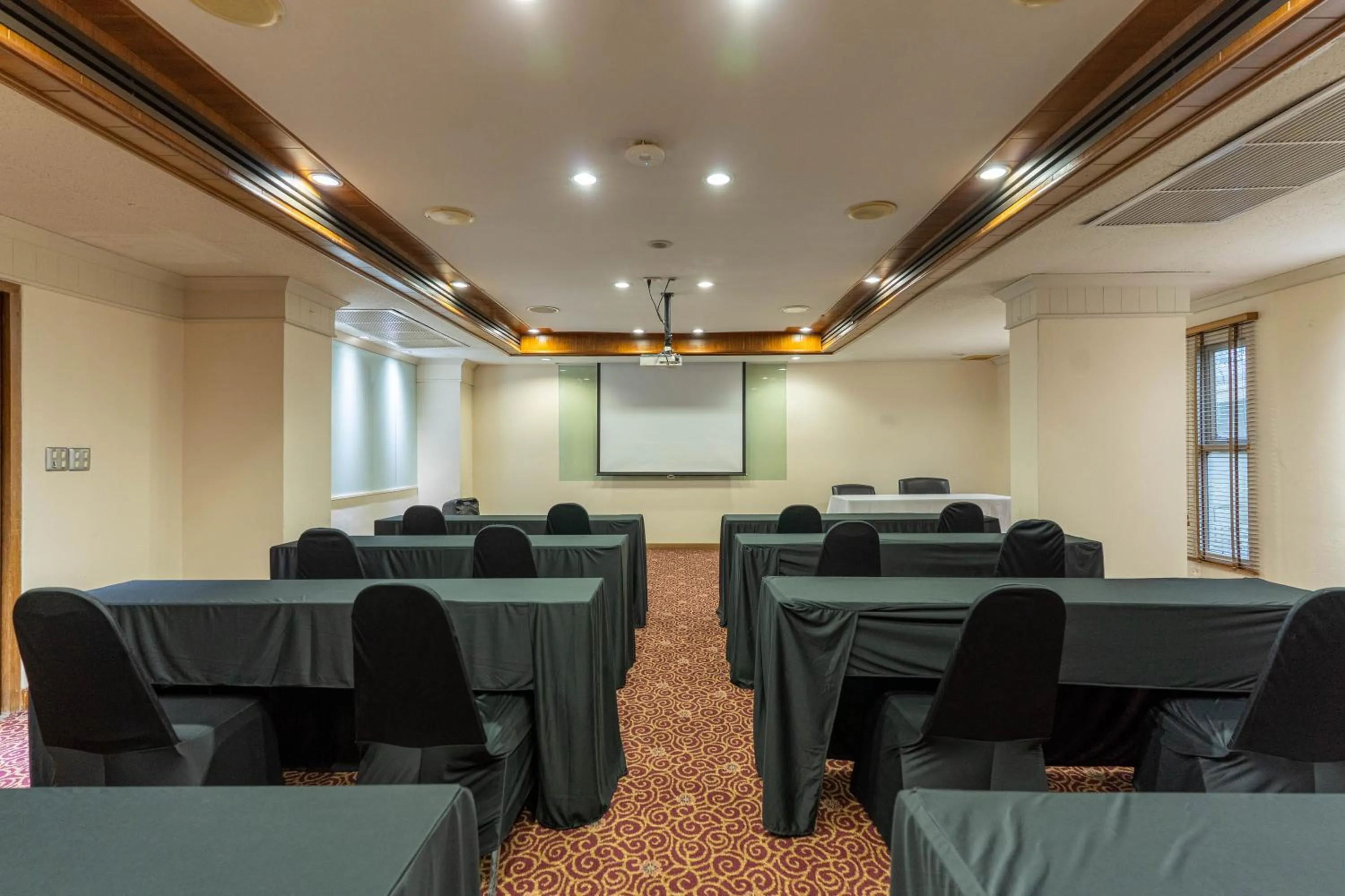 Meeting/conference room in Journeyhub Sukhumvit 26, Bangkok - Formerly St James Hotel