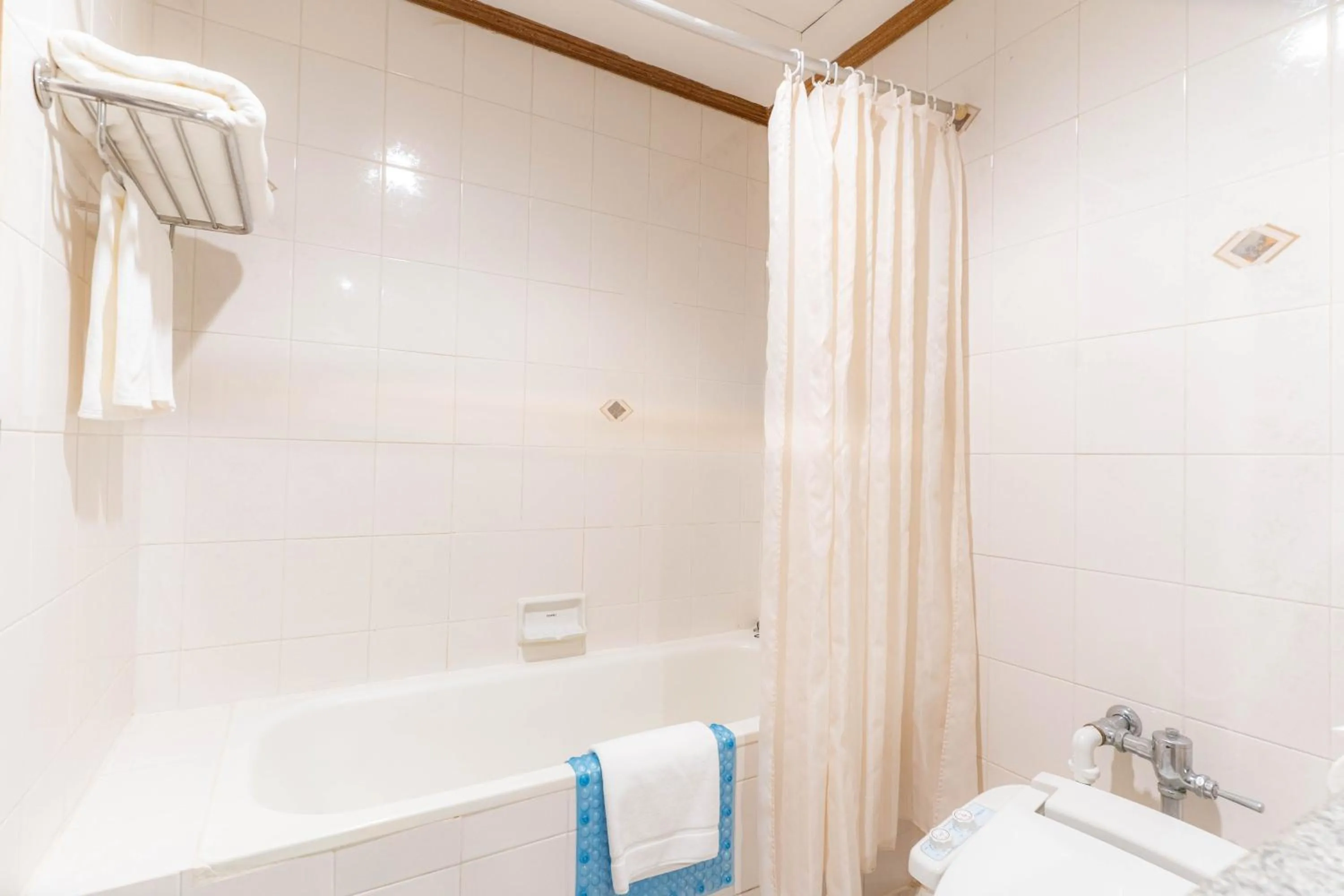 Bathroom in Journeyhub Sukhumvit 26, Bangkok - Formerly St James Hotel