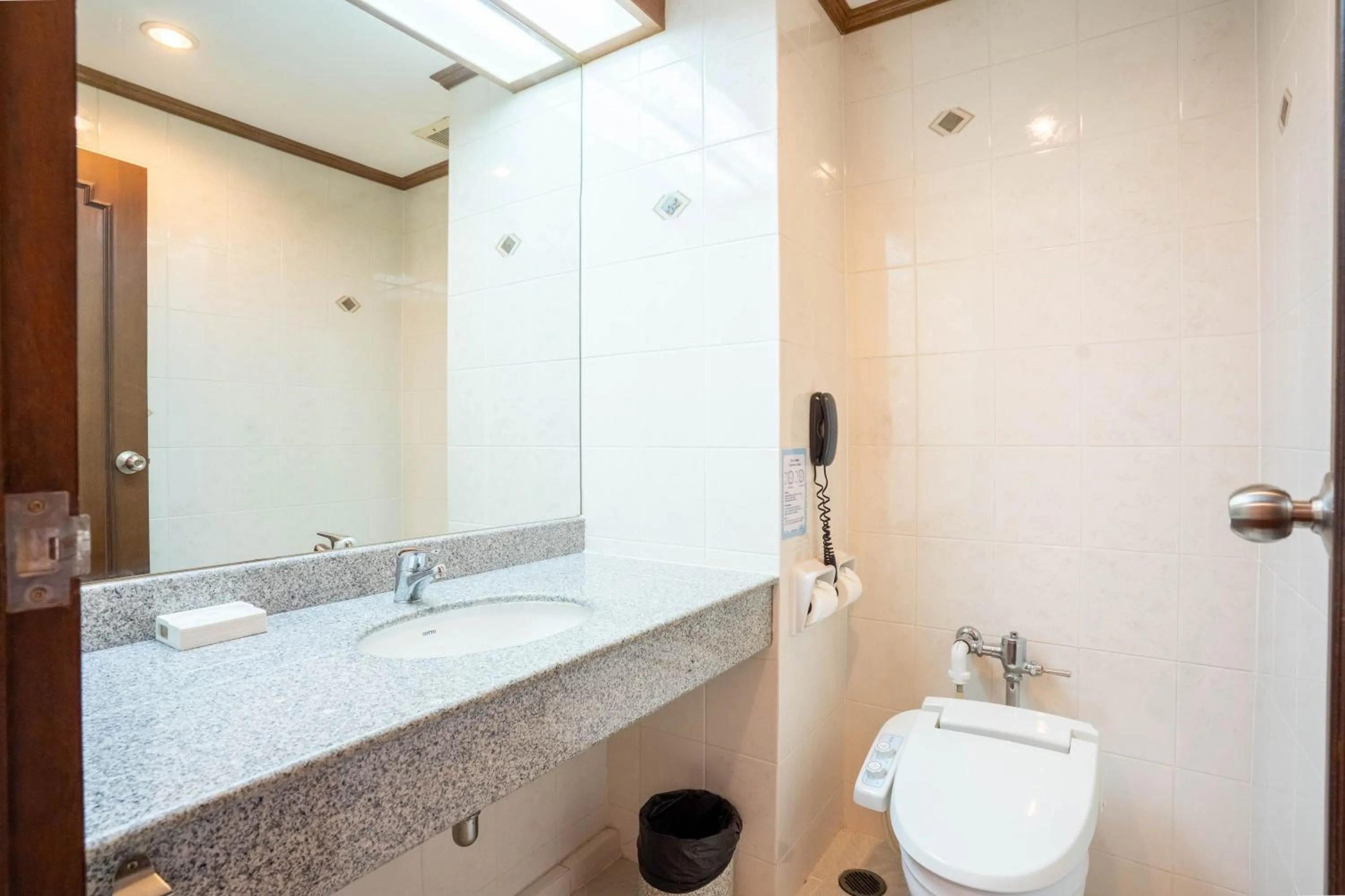 Bathroom in Journeyhub Sukhumvit 26, Bangkok - Formerly St James Hotel