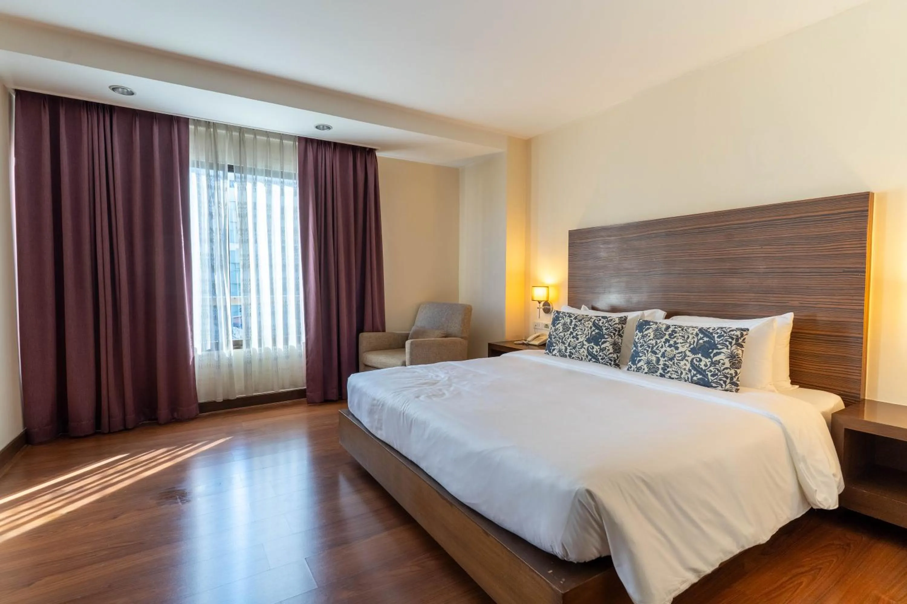 Bedroom, Bed in Journeyhub Sukhumvit 26, Bangkok - Formerly St James Hotel