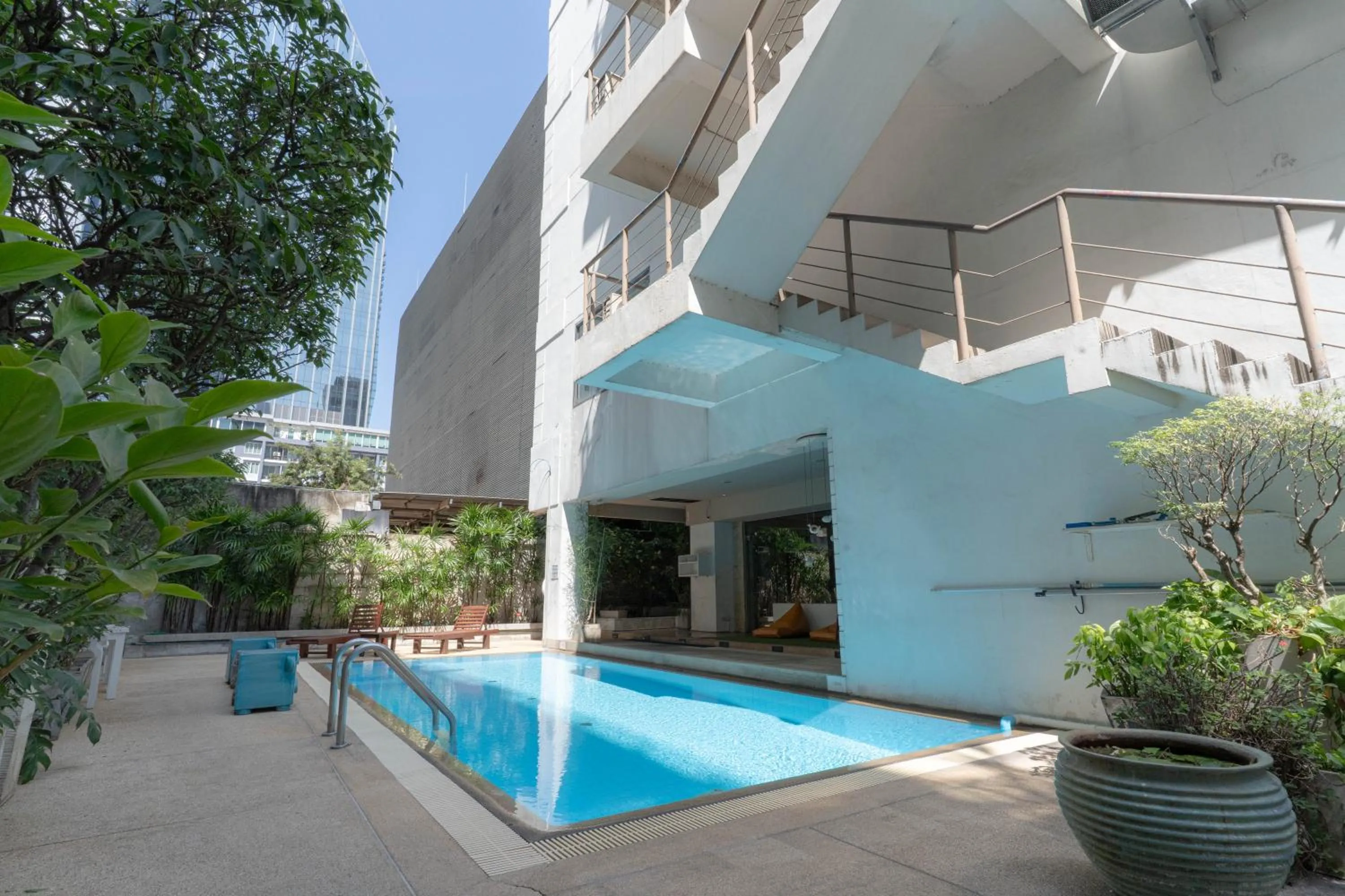Property building in Journeyhub Sukhumvit 26, Bangkok - Formerly St James Hotel