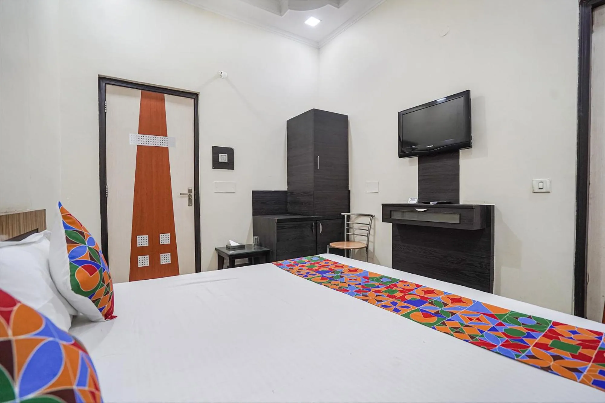 Bed in FabHotel Rivlet Premium - Nr Jama Masjid and Red Fort