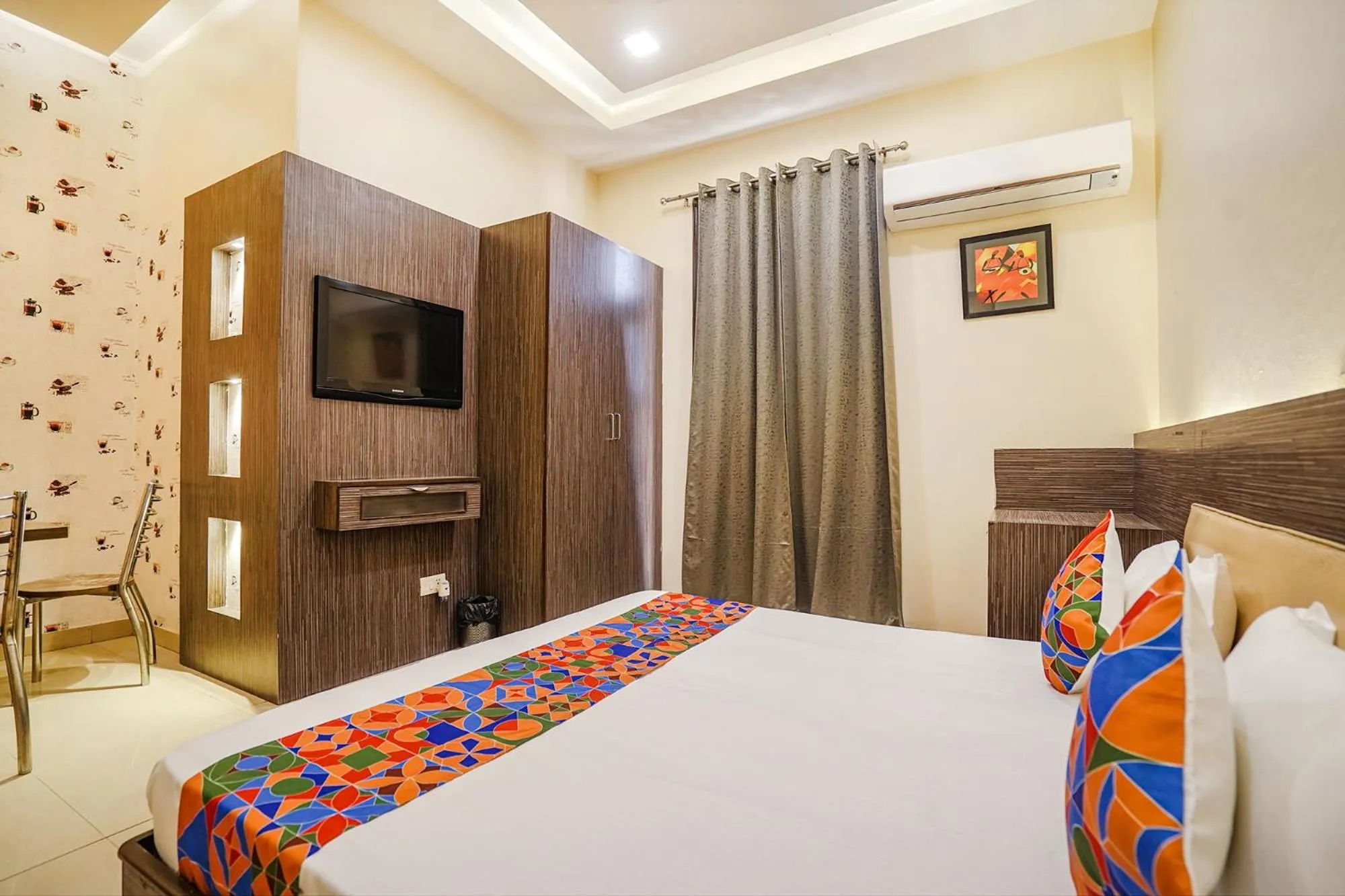 Bed in FabHotel Rivlet Premium - Nr Jama Masjid and Red Fort