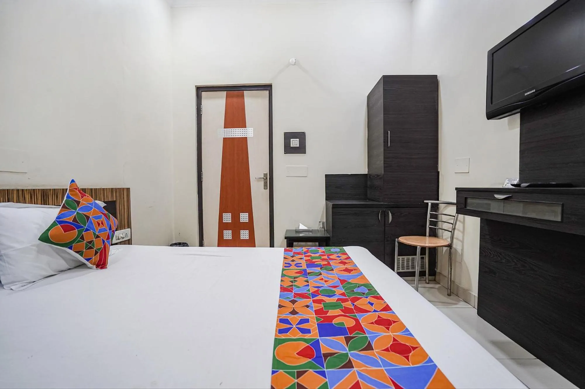 Bed in FabHotel Rivlet Premium - Nr Jama Masjid and Red Fort