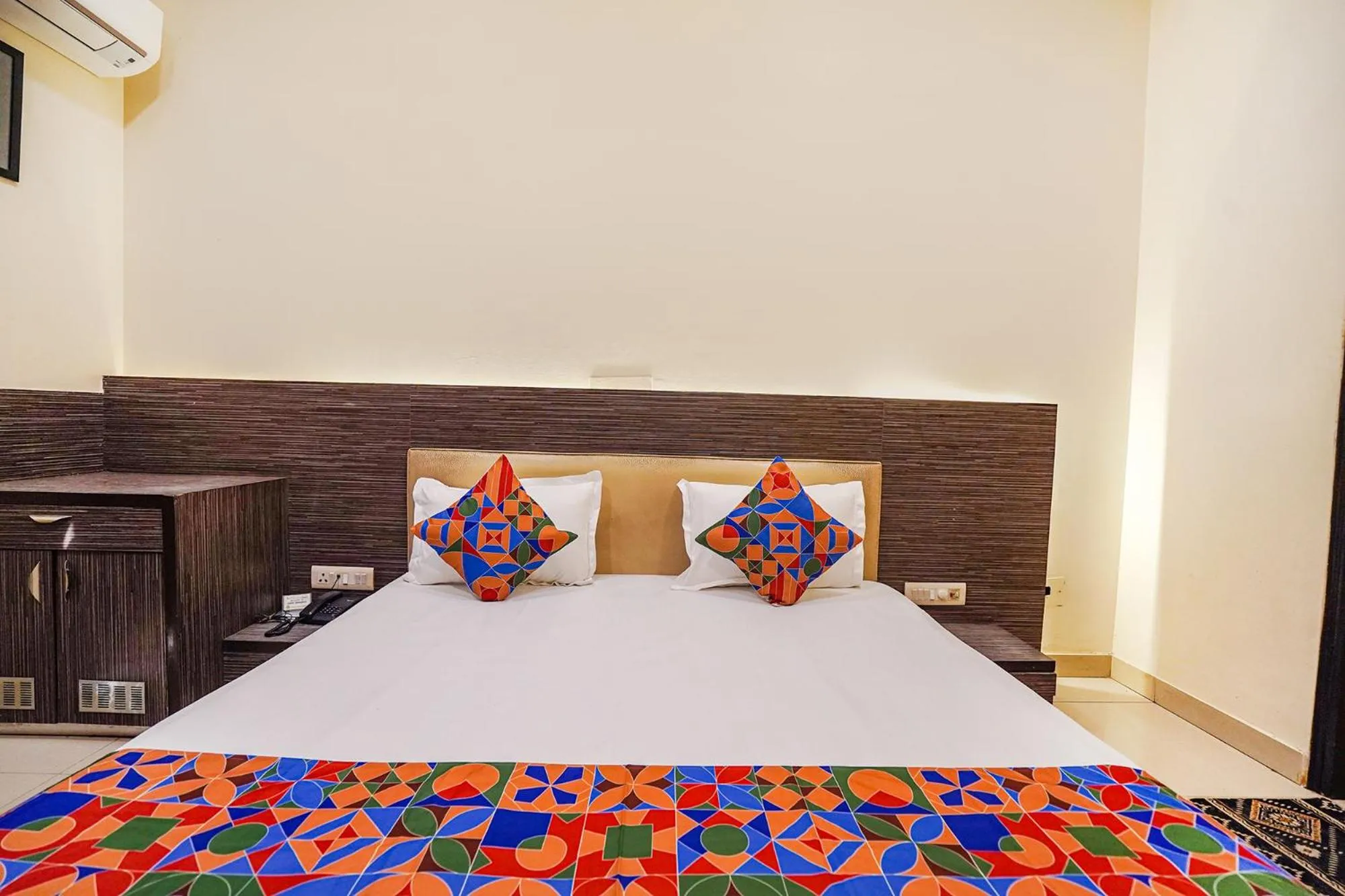 Bed in FabHotel Rivlet Premium - Nr Jama Masjid and Red Fort