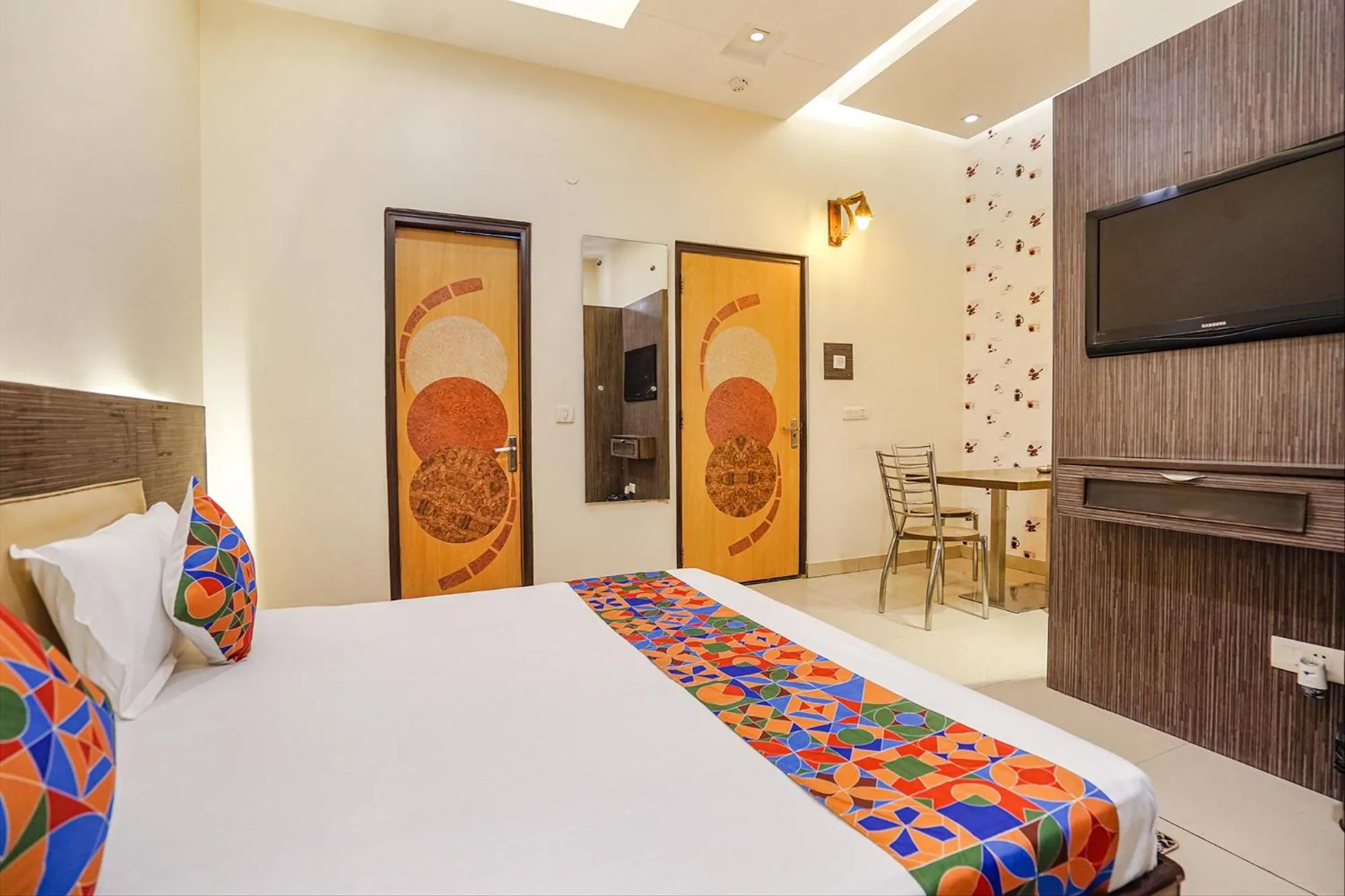 Bed in FabHotel Rivlet Premium - Nr Jama Masjid and Red Fort