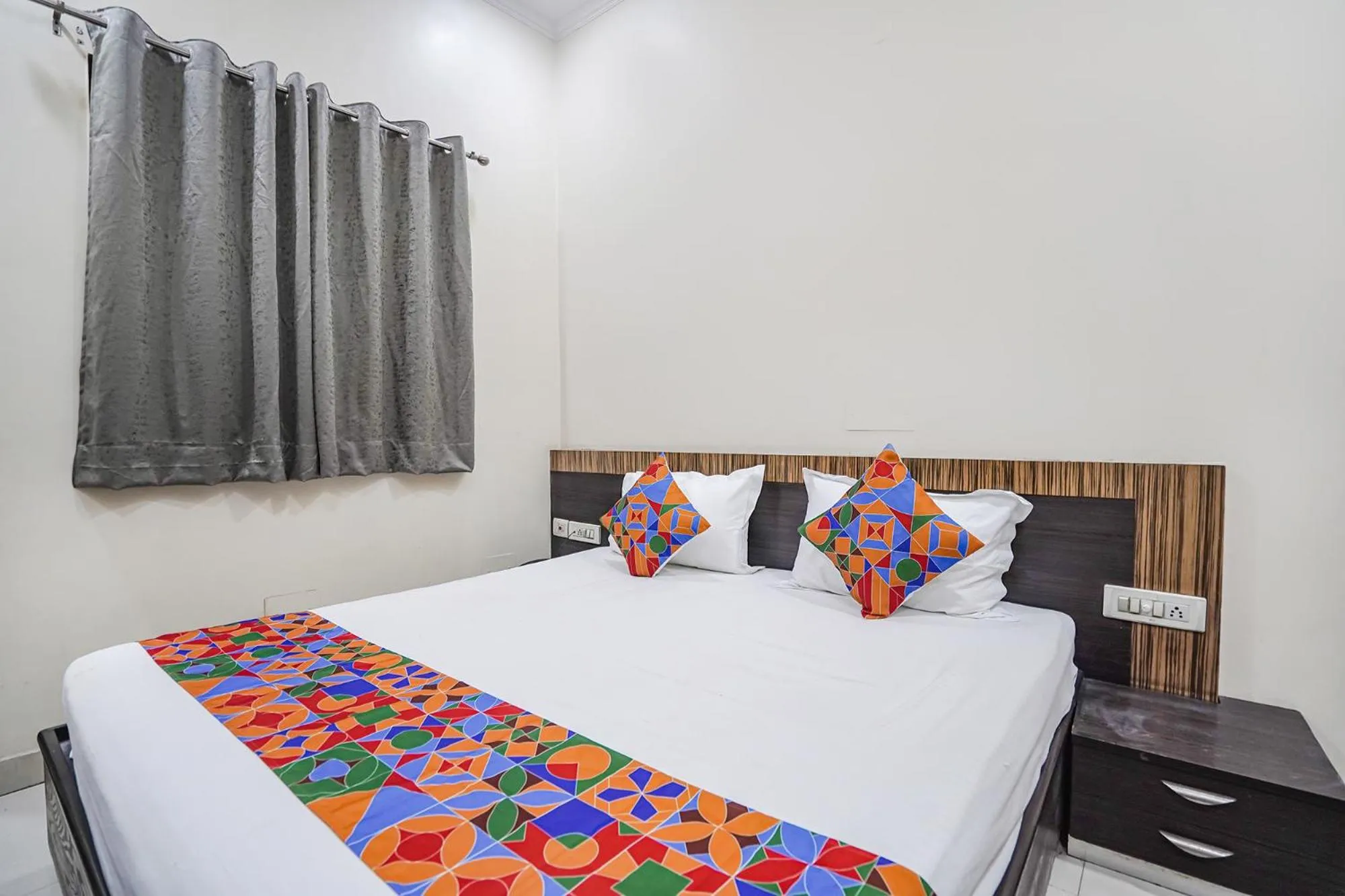 Bed in FabHotel Rivlet Premium - Nr Jama Masjid and Red Fort