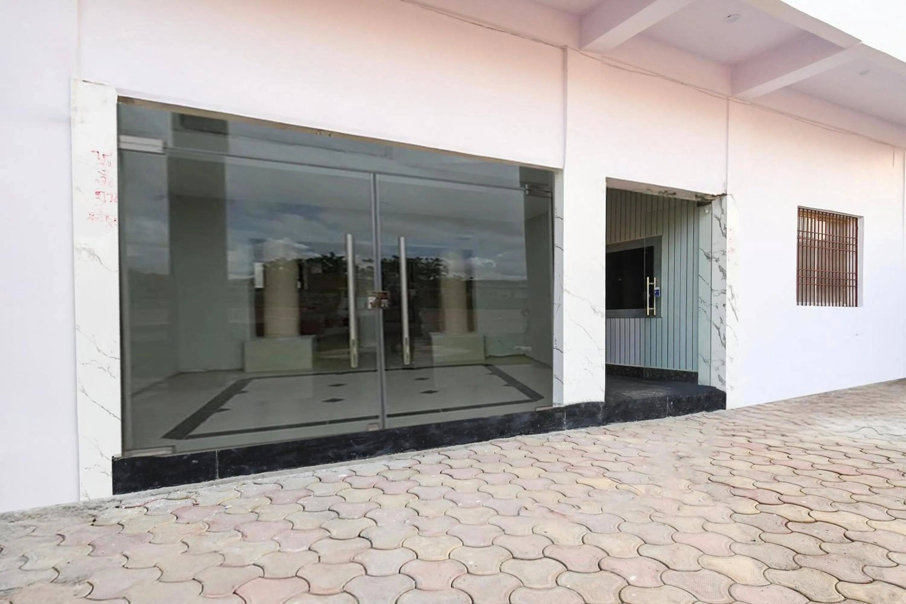 Facade/entrance in Super Hotel O Radha Krishna Residency