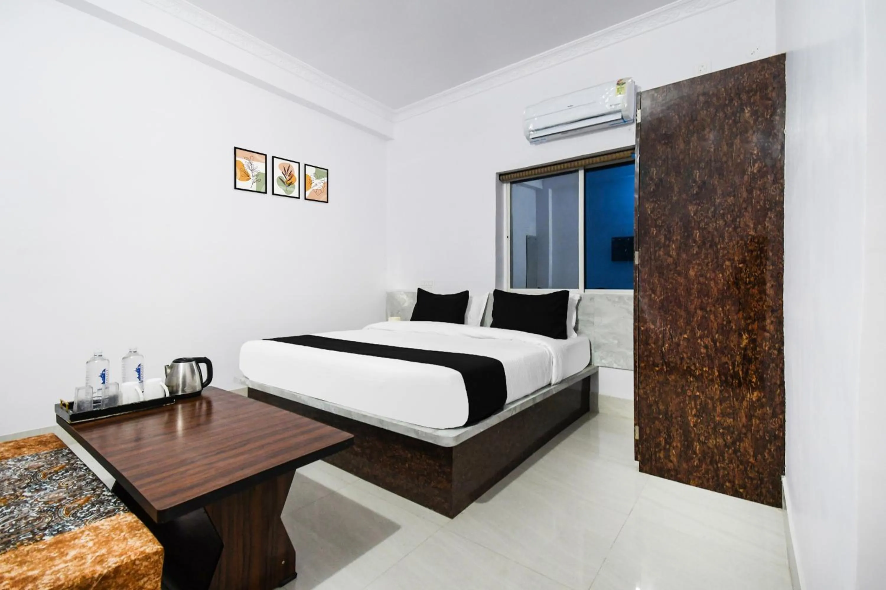 Bedroom, Bed in Super Hotel O Radha Krishna Residency