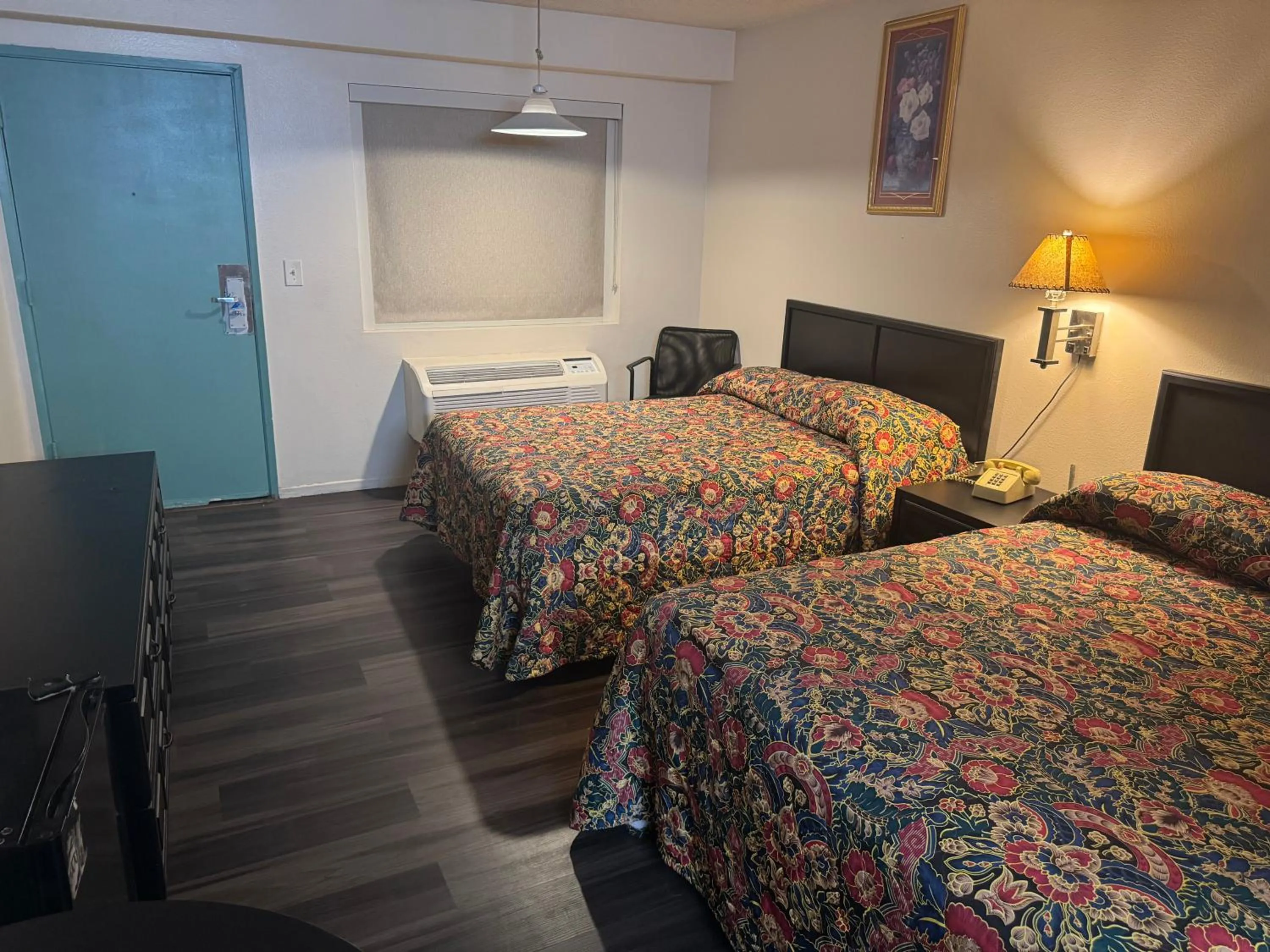 Bed in Best Star Inn - Montebello, Los Angeles