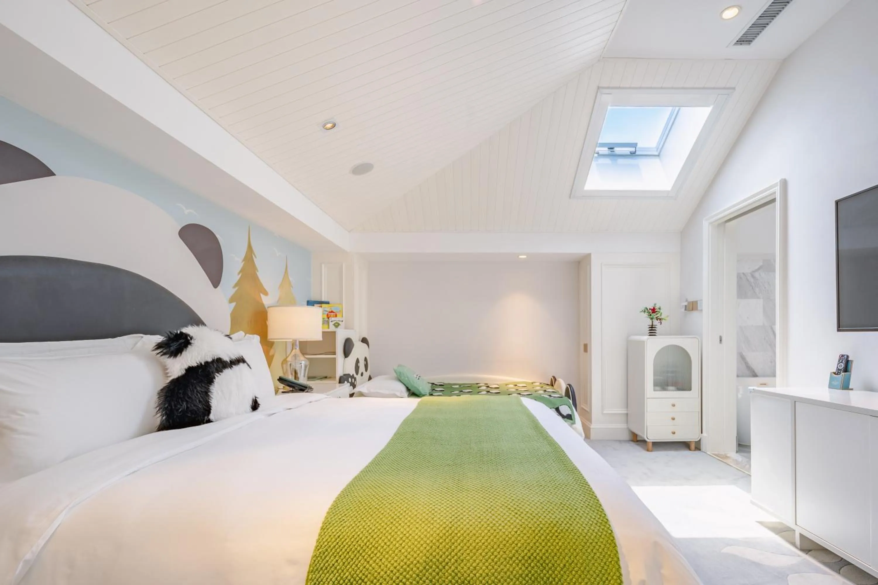 Photo of the whole room, Bed in NARADA Resort Shanghai Hotel Disney Store