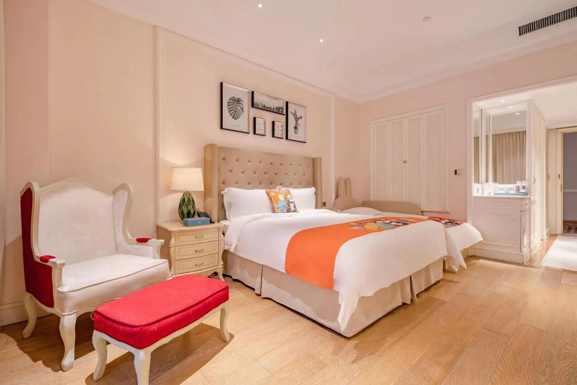 Photo of the whole room, Bed in NARADA Resort Shanghai Hotel Disney Store