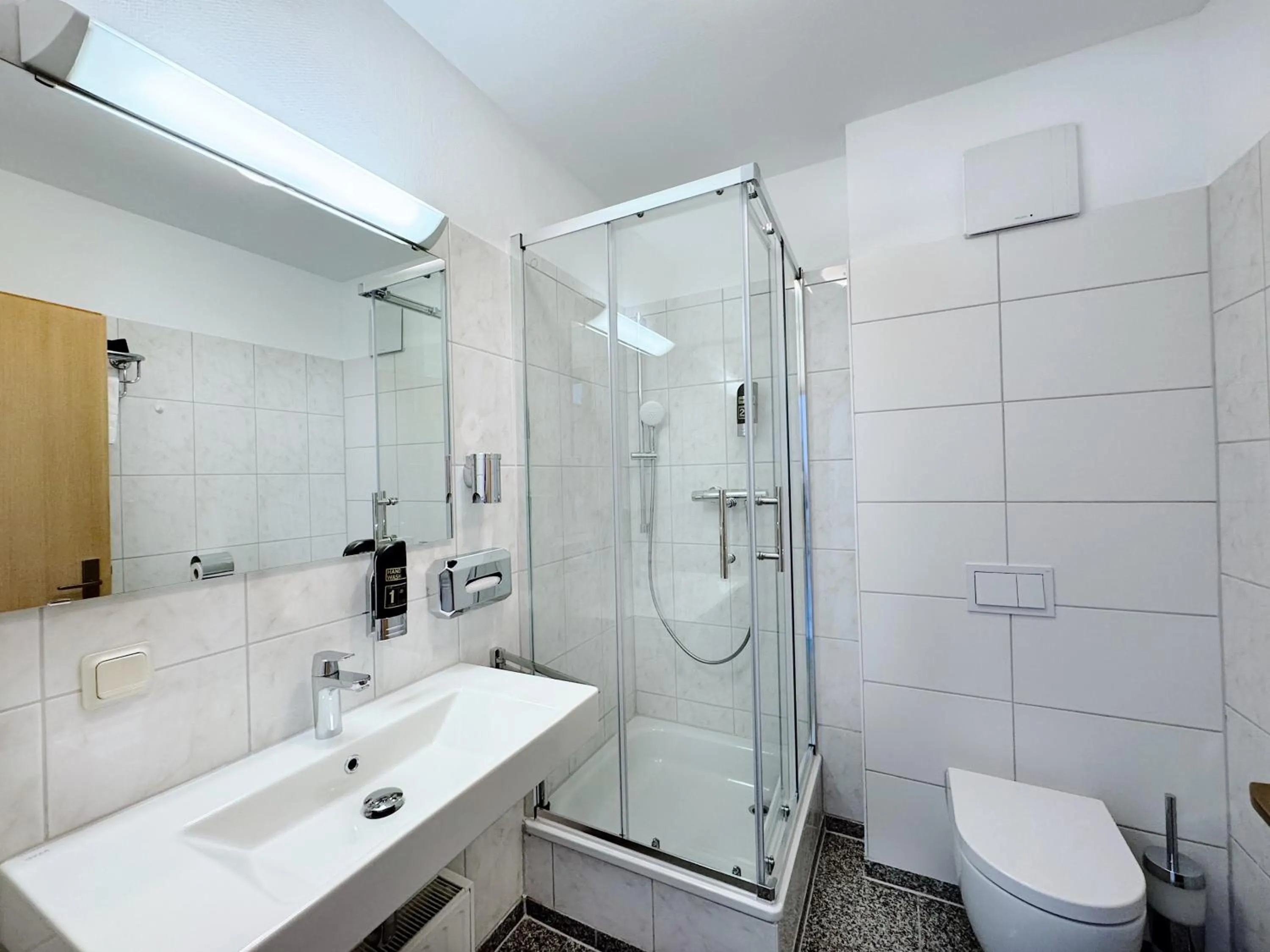 Shower in REGIOHOTEL Bunte Stadt Wernigerode - #DirektInDerAltstadt #PrimaFrühstück #TopPreisLeistung #FrischRenoviert