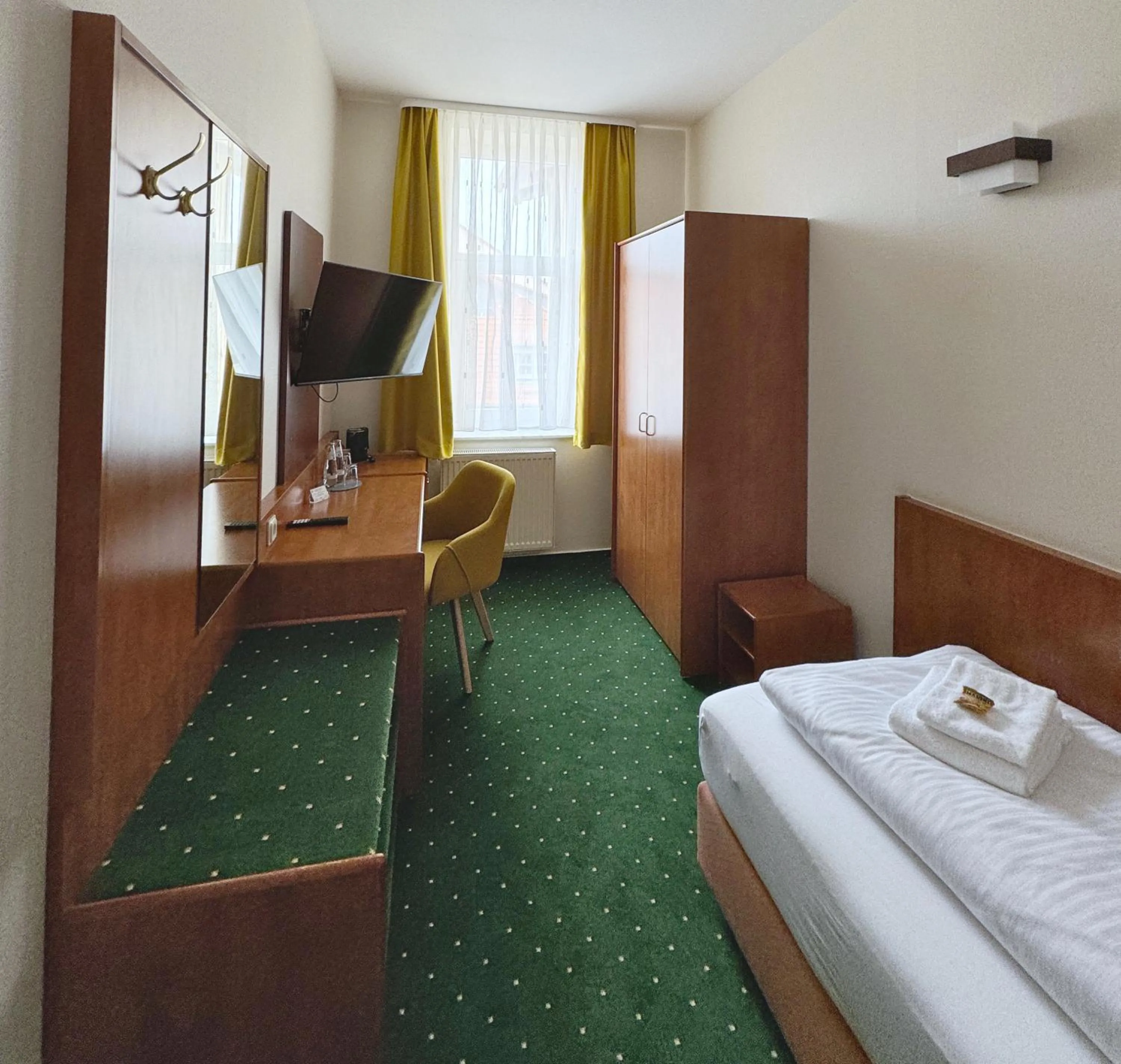 Bed in REGIOHOTEL Bunte Stadt Wernigerode - #DirektInDerAltstadt #PrimaFrühstück #TopPreisLeistung #FrischRenoviert