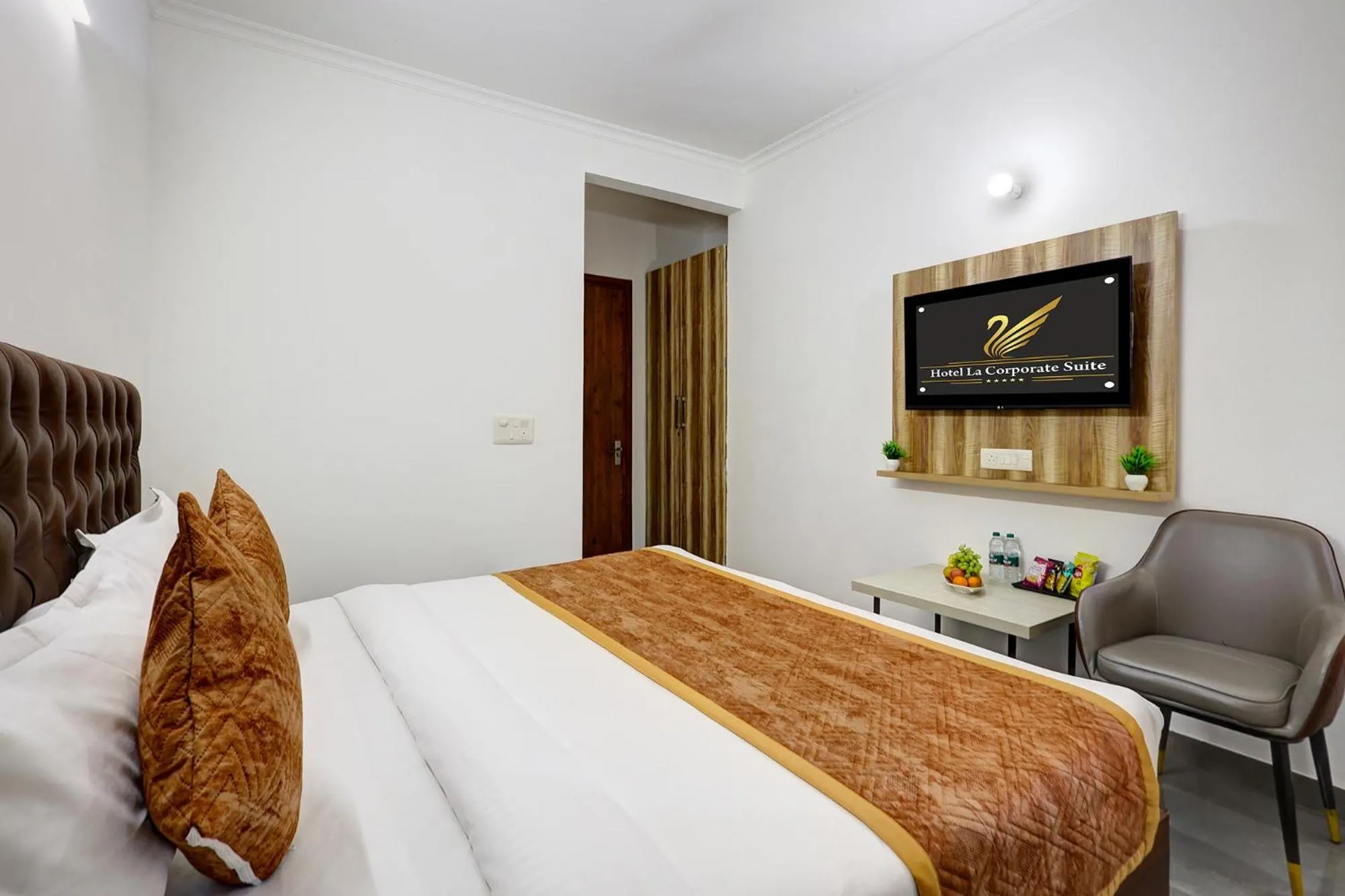 Bed in FabHotel La Corporate Suite