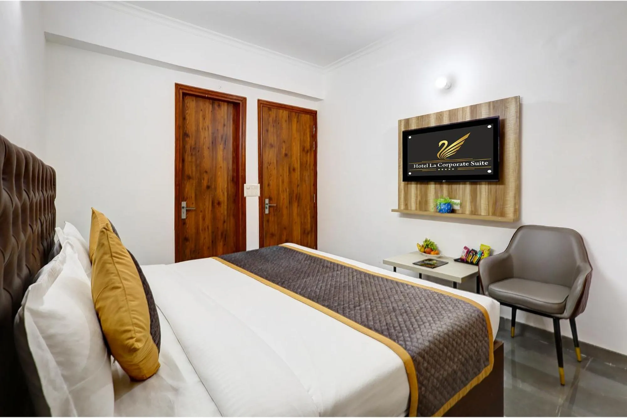 Bed in FabHotel La Corporate Suite