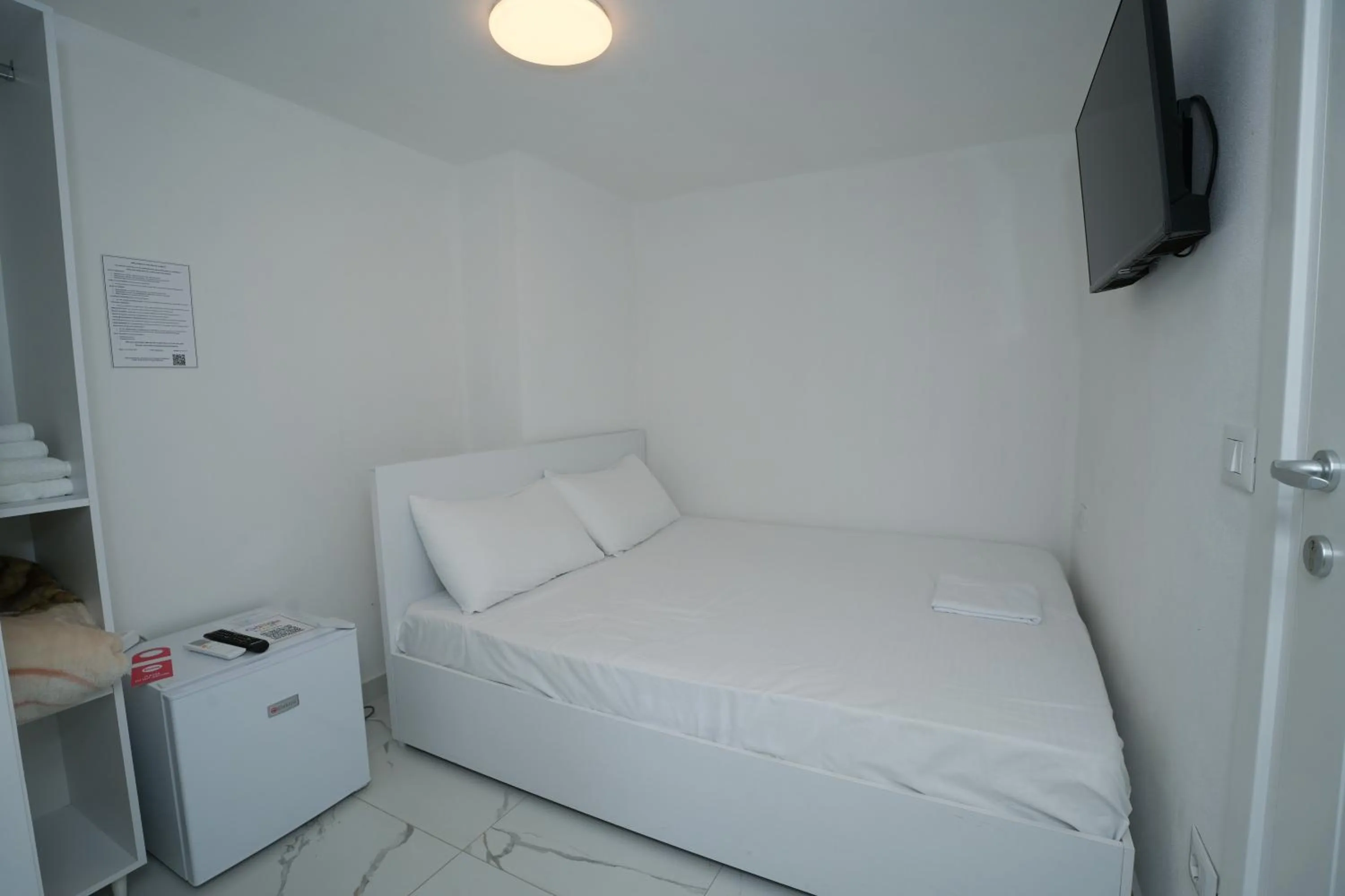 Bedroom, Bed in Enles Hotel