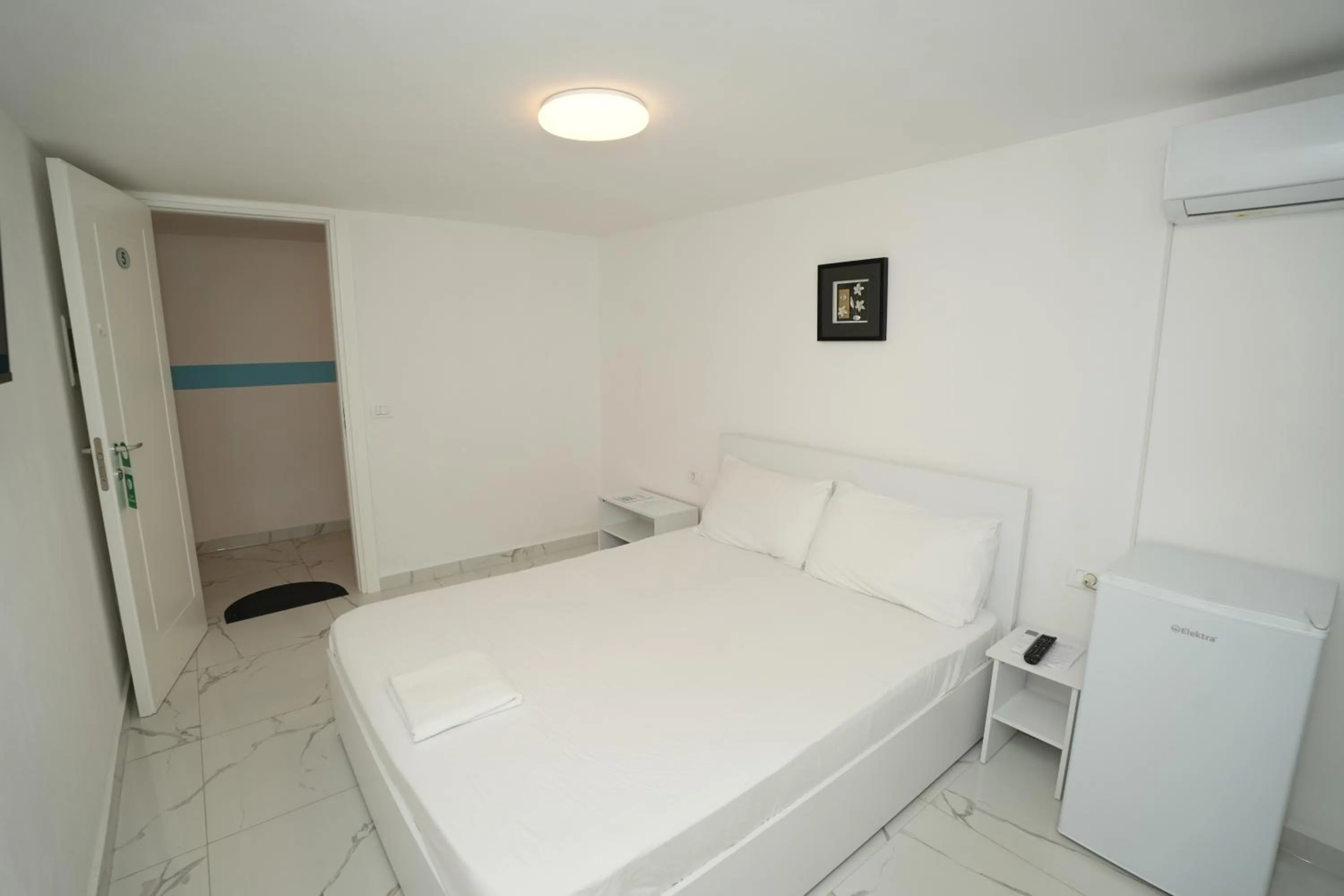 Bedroom, Bed in Enles Hotel