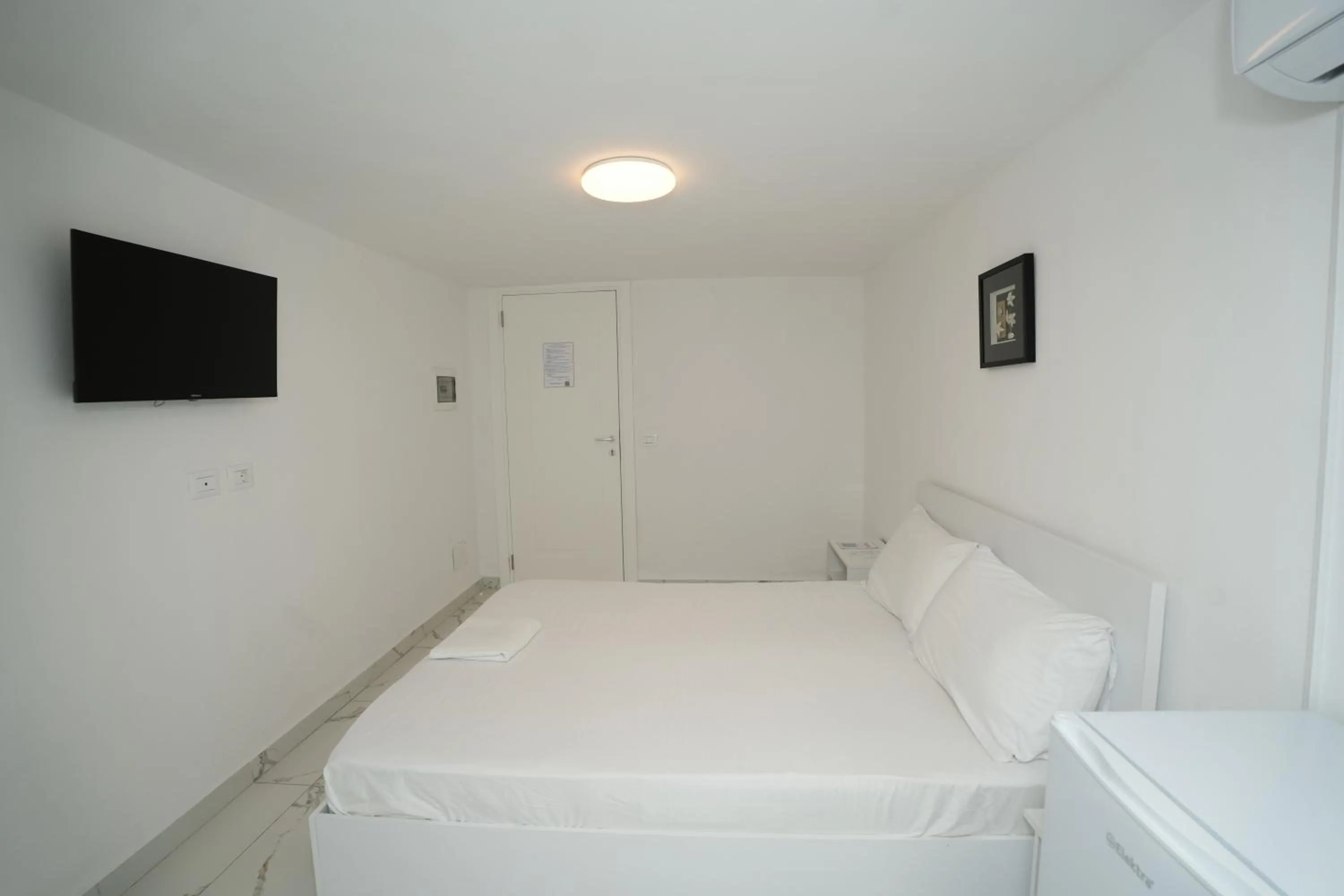 Bedroom, Bed in Enles Hotel