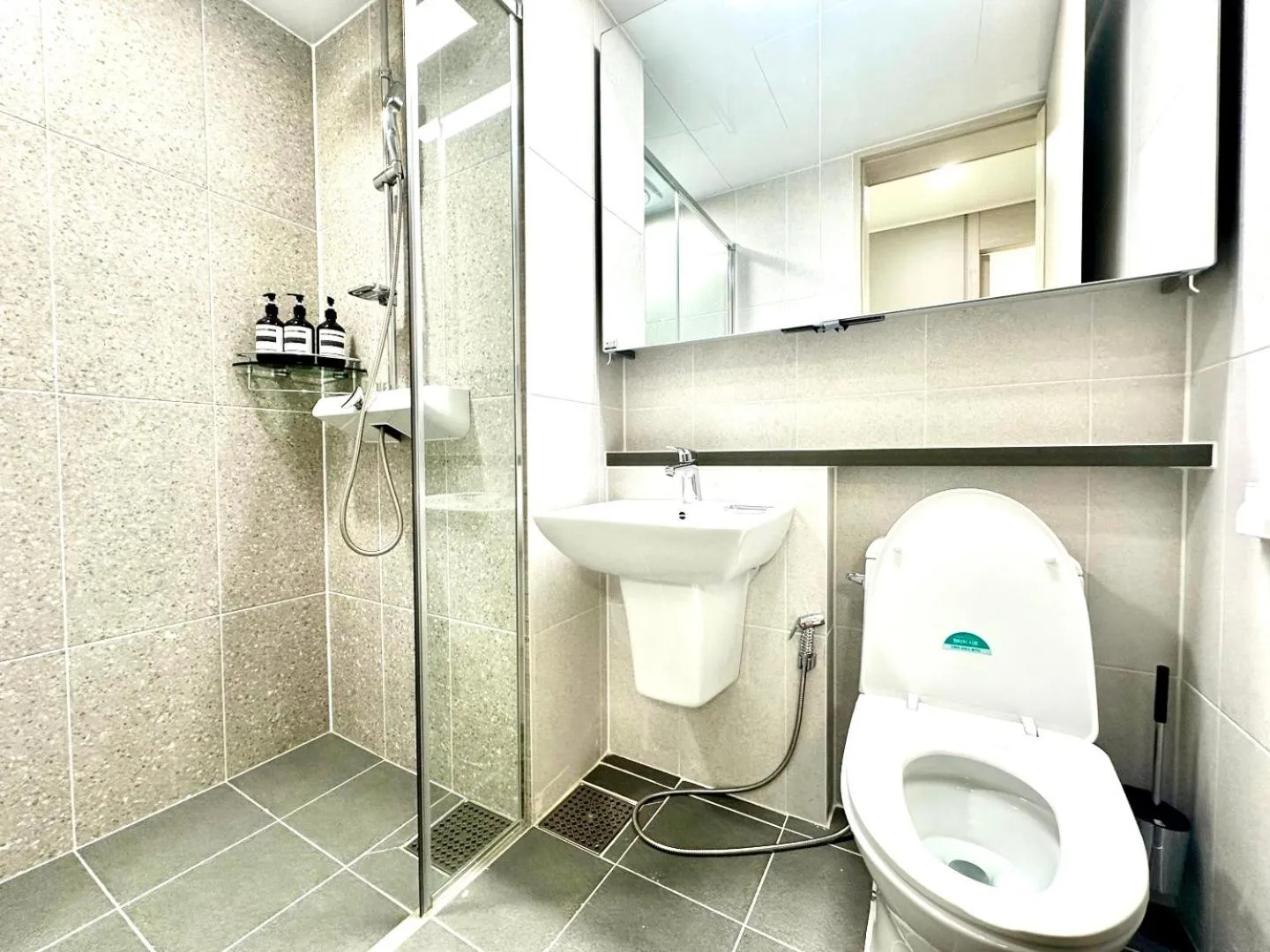 Shower in The November Stay Guri Station