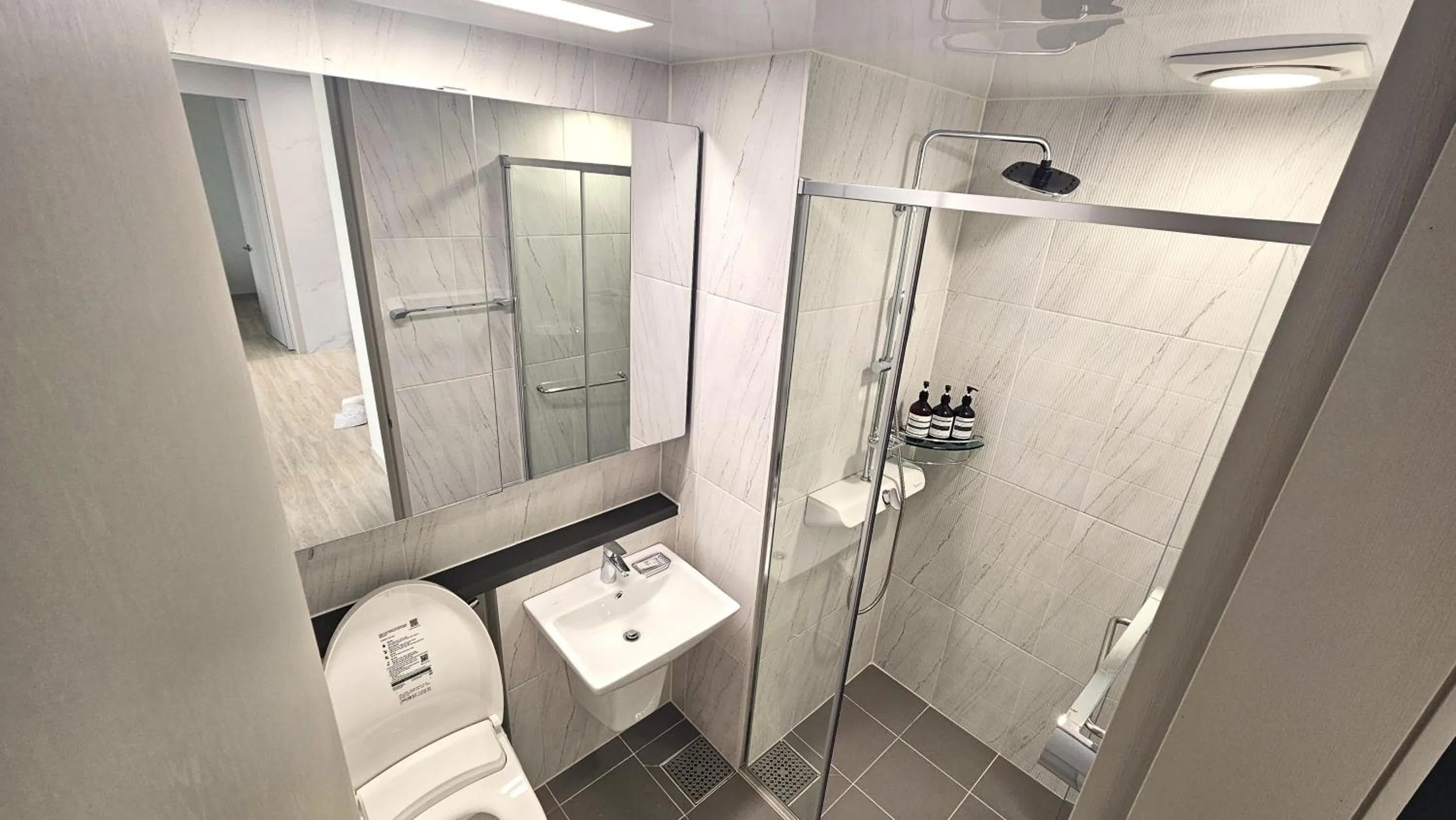 Shower in The November Stay Guri Station