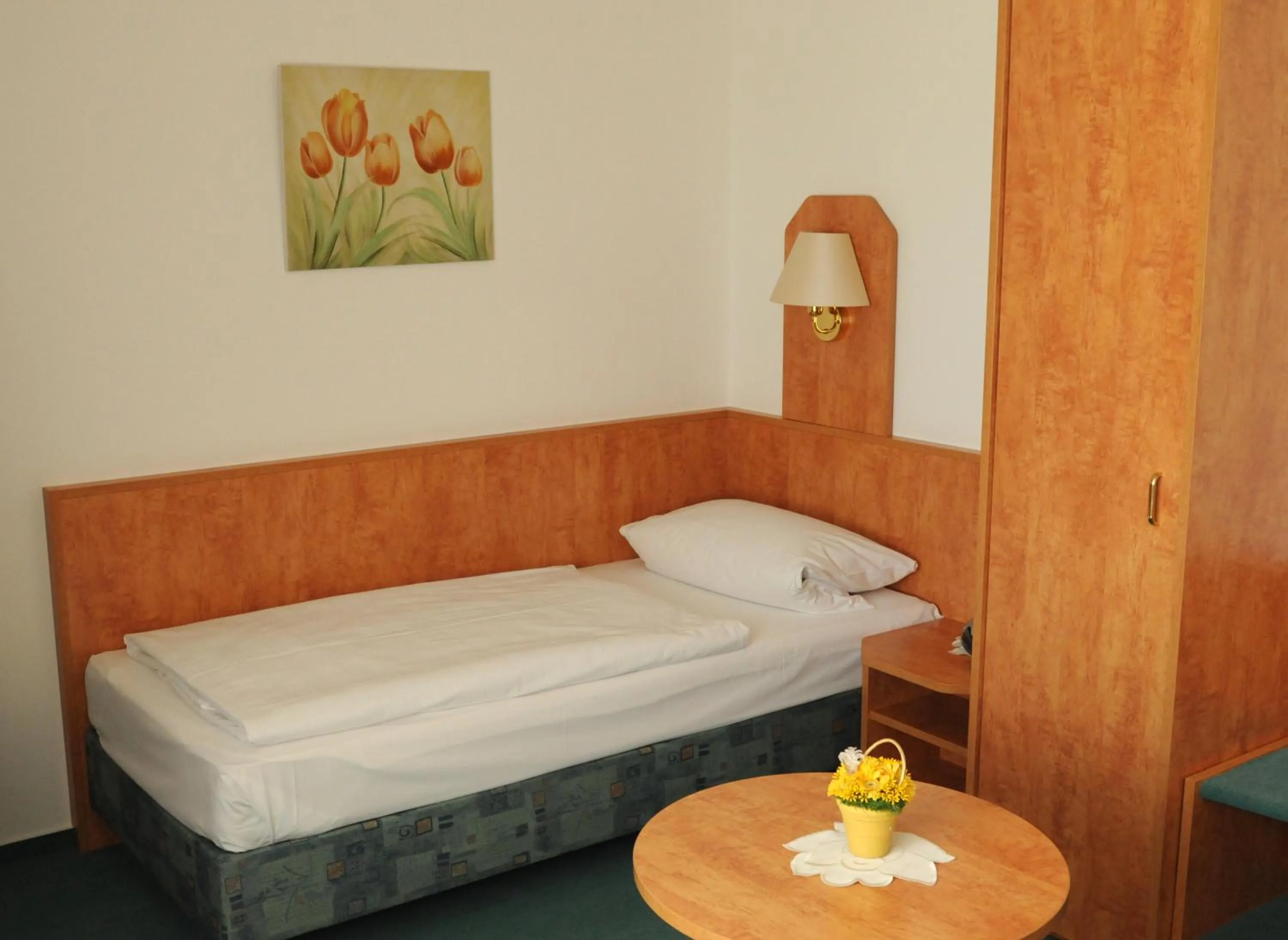 Bedroom, Bed in Alter Dorfkrug Am Kanal