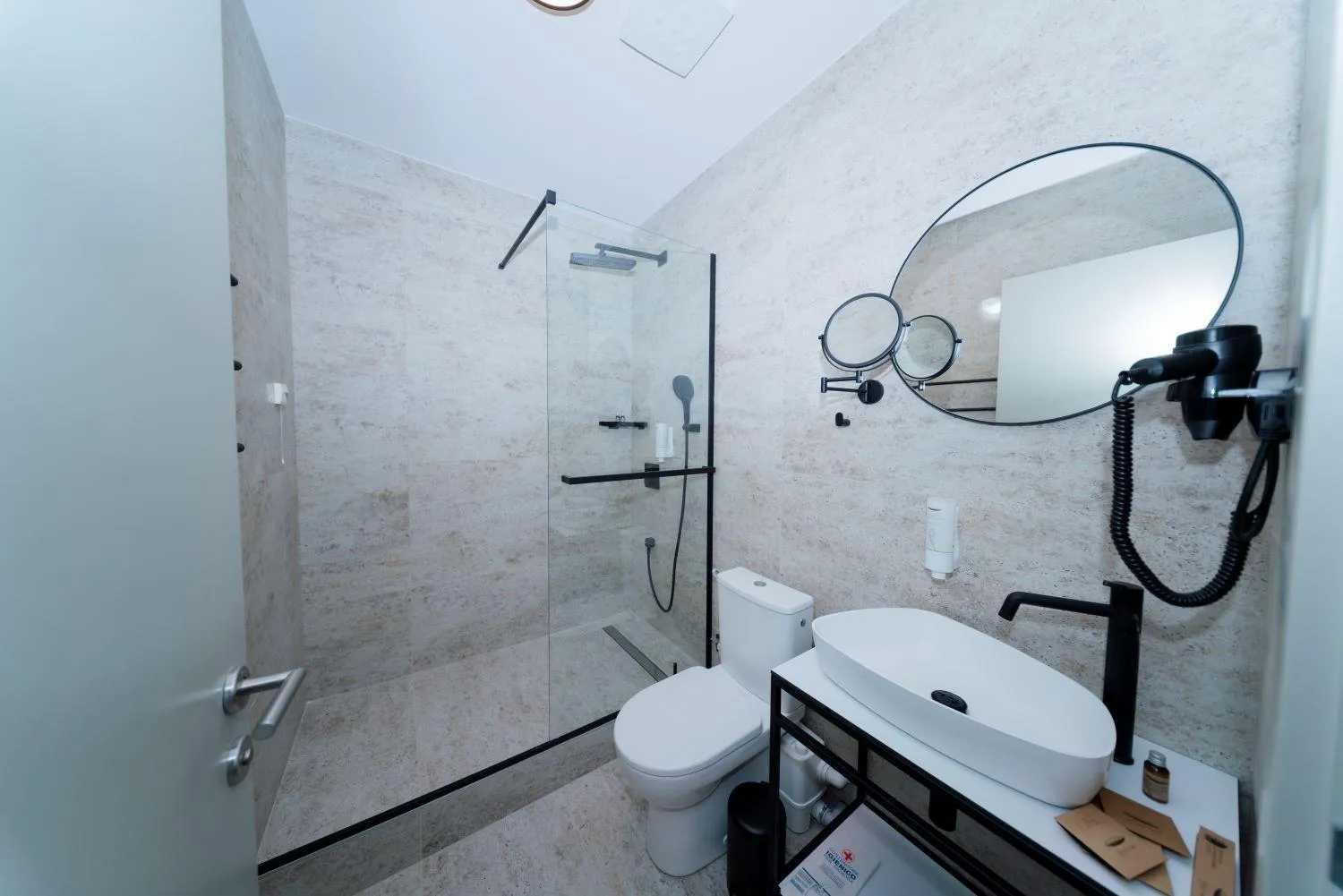 Shower in Botanica Residence