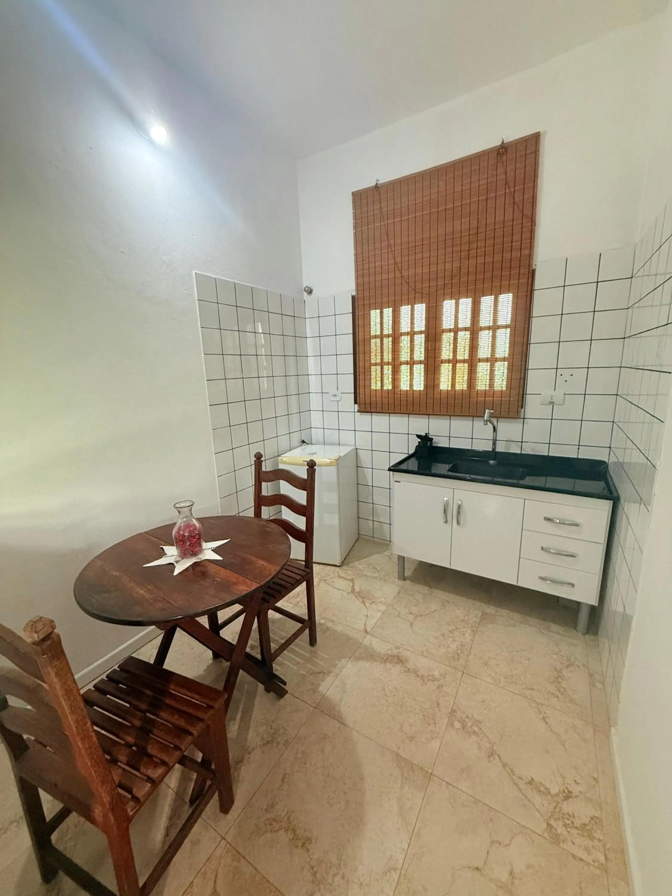 Kitchen or kitchenette in POUSO DE ICARO - POUSADA NO CENTRO de PARATY