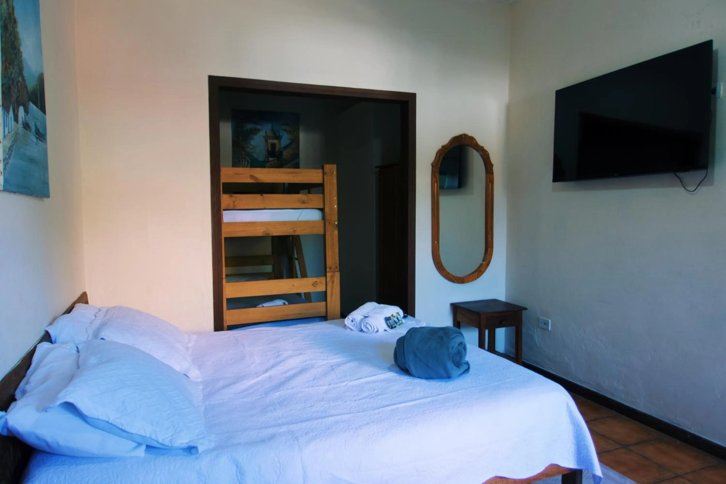 Communal lounge/ TV room, Bed in POUSO DE ICARO - POUSADA NO CENTRO de PARATY