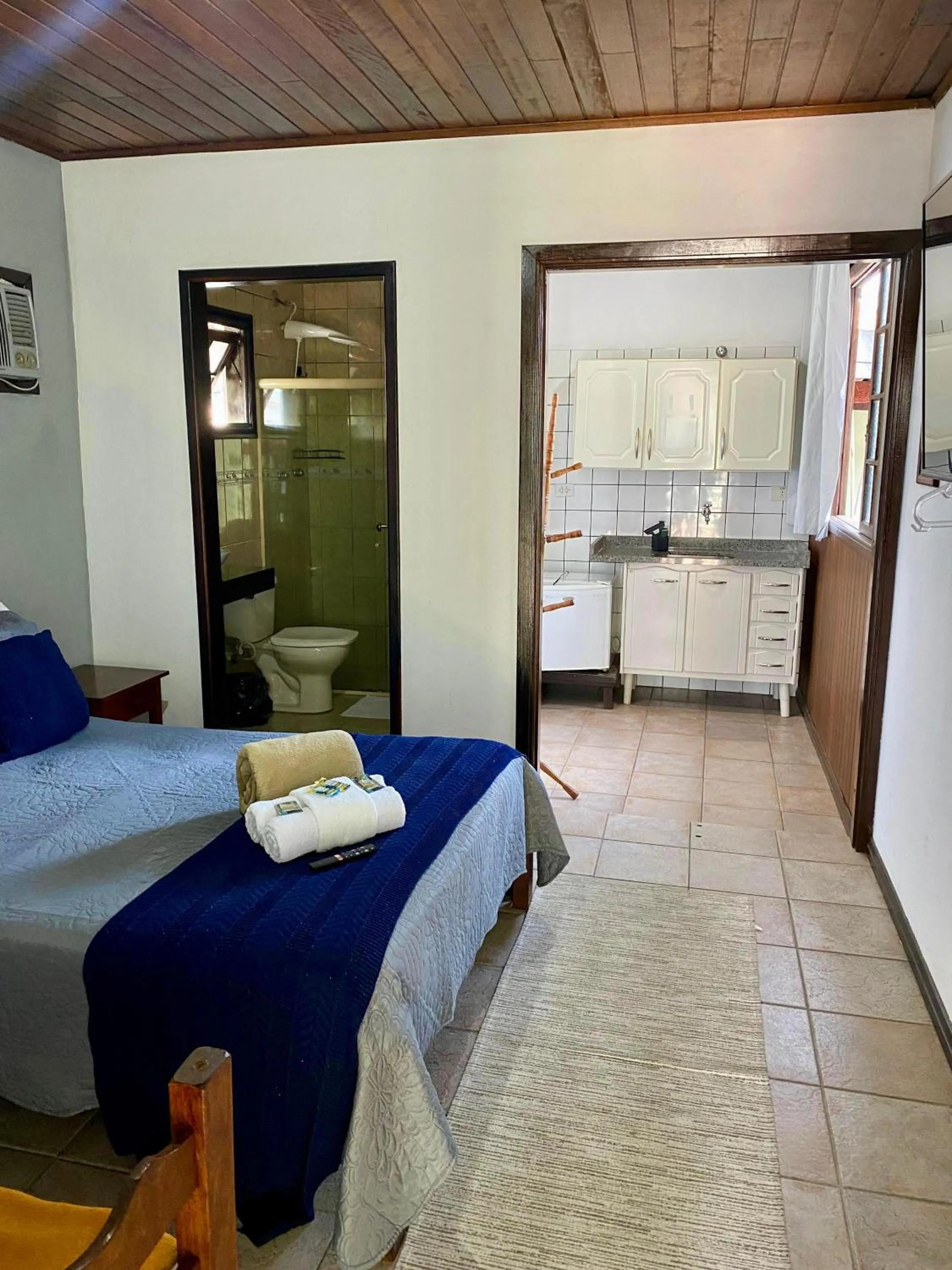 Toilet, Bed in POUSO DE ICARO - POUSADA NO CENTRO de PARATY