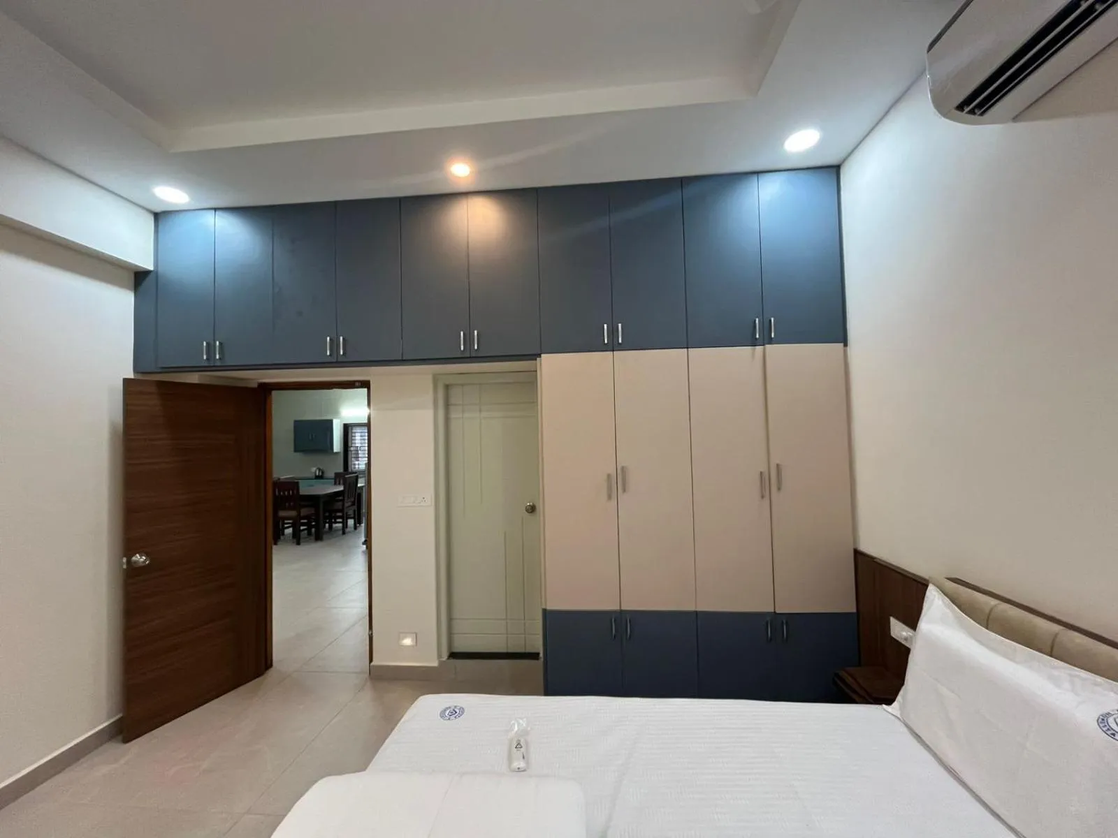 wardrobe, Bed in Achyuta Homestay