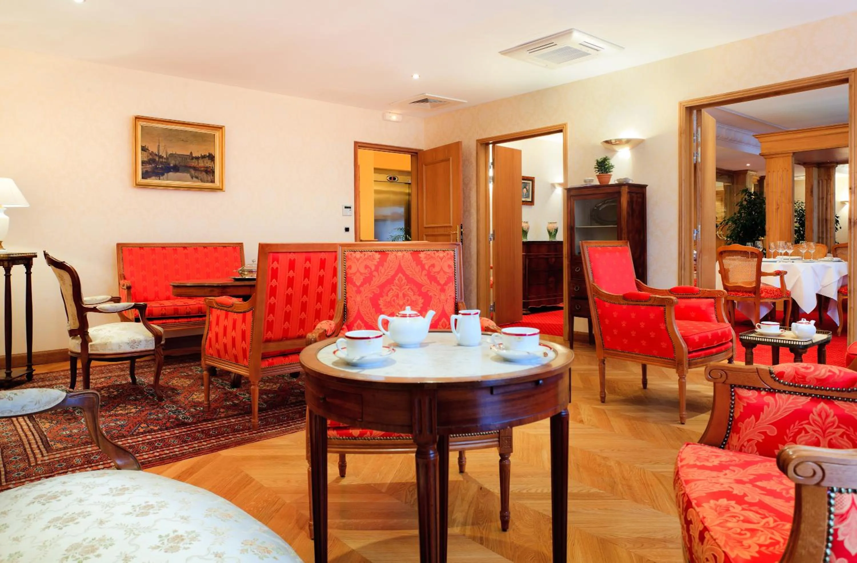 Communal lounge/ TV room in Medicis Home Beaune