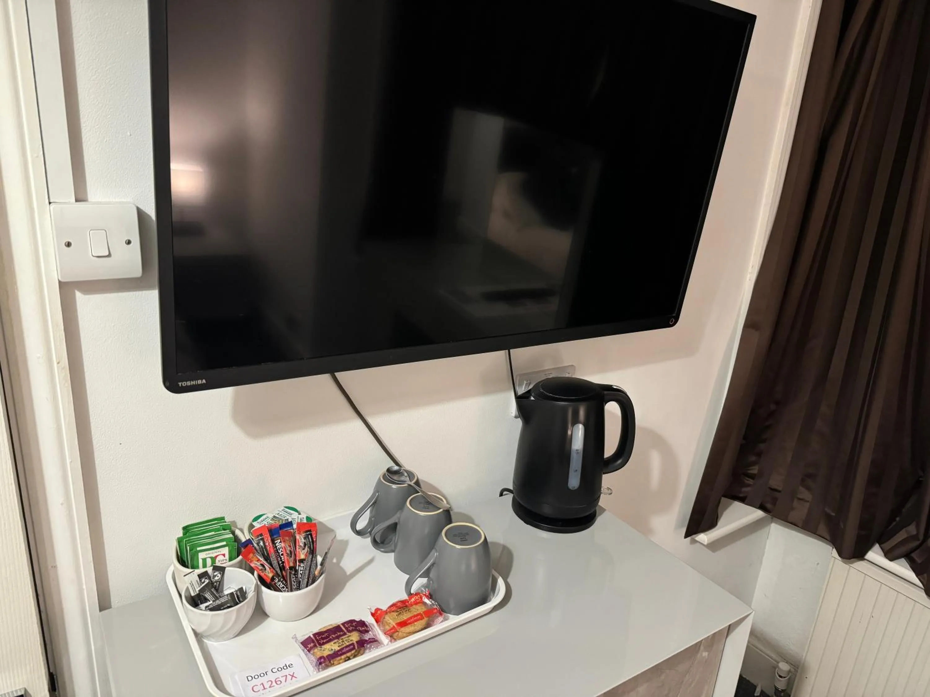 Oakhurst Gatwick Traditional English B&B & bookable Holiday parking deals GATWICK transport