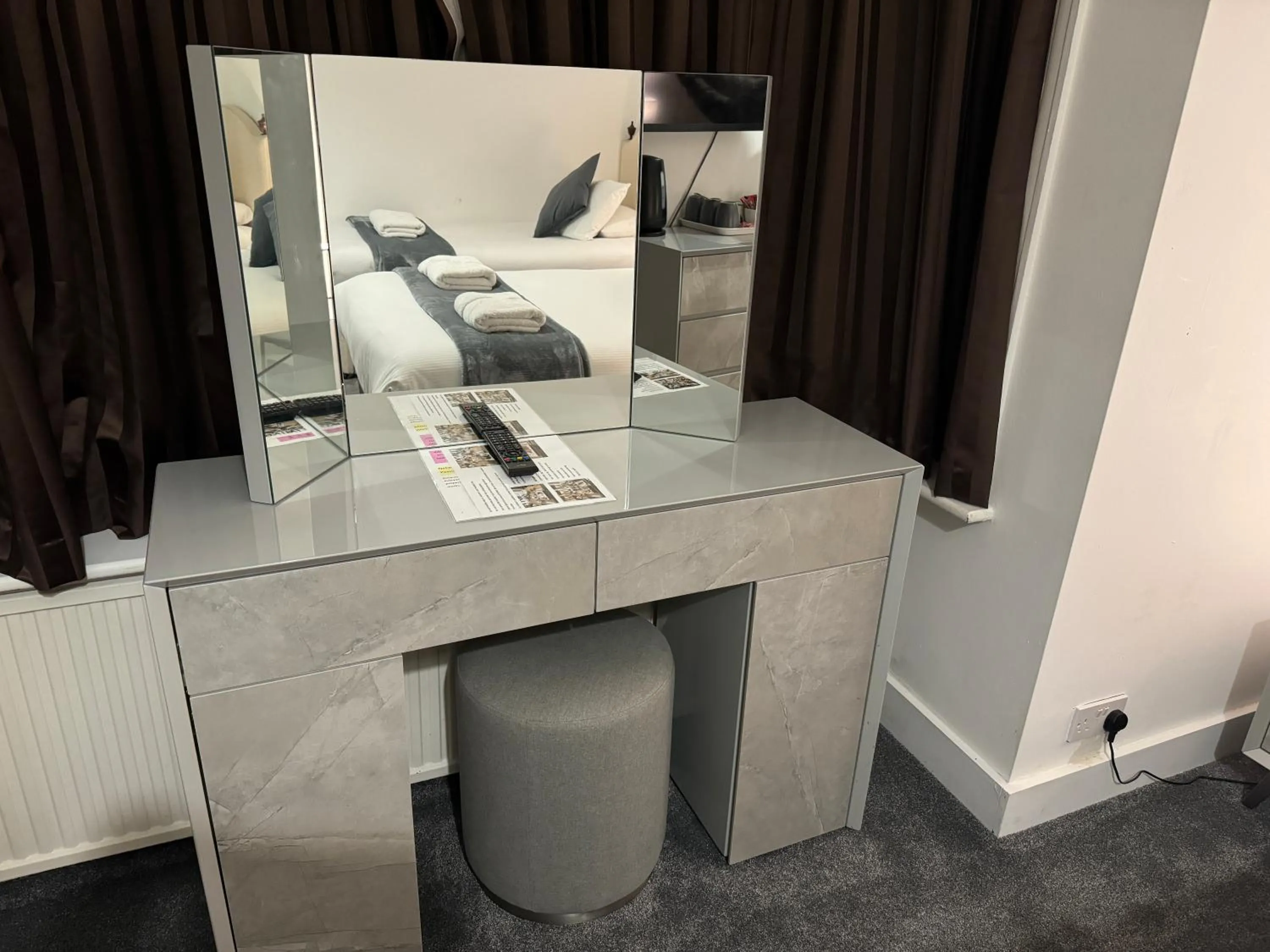 Oakhurst Gatwick Traditional English B&B & bookable Holiday parking deals GATWICK transport