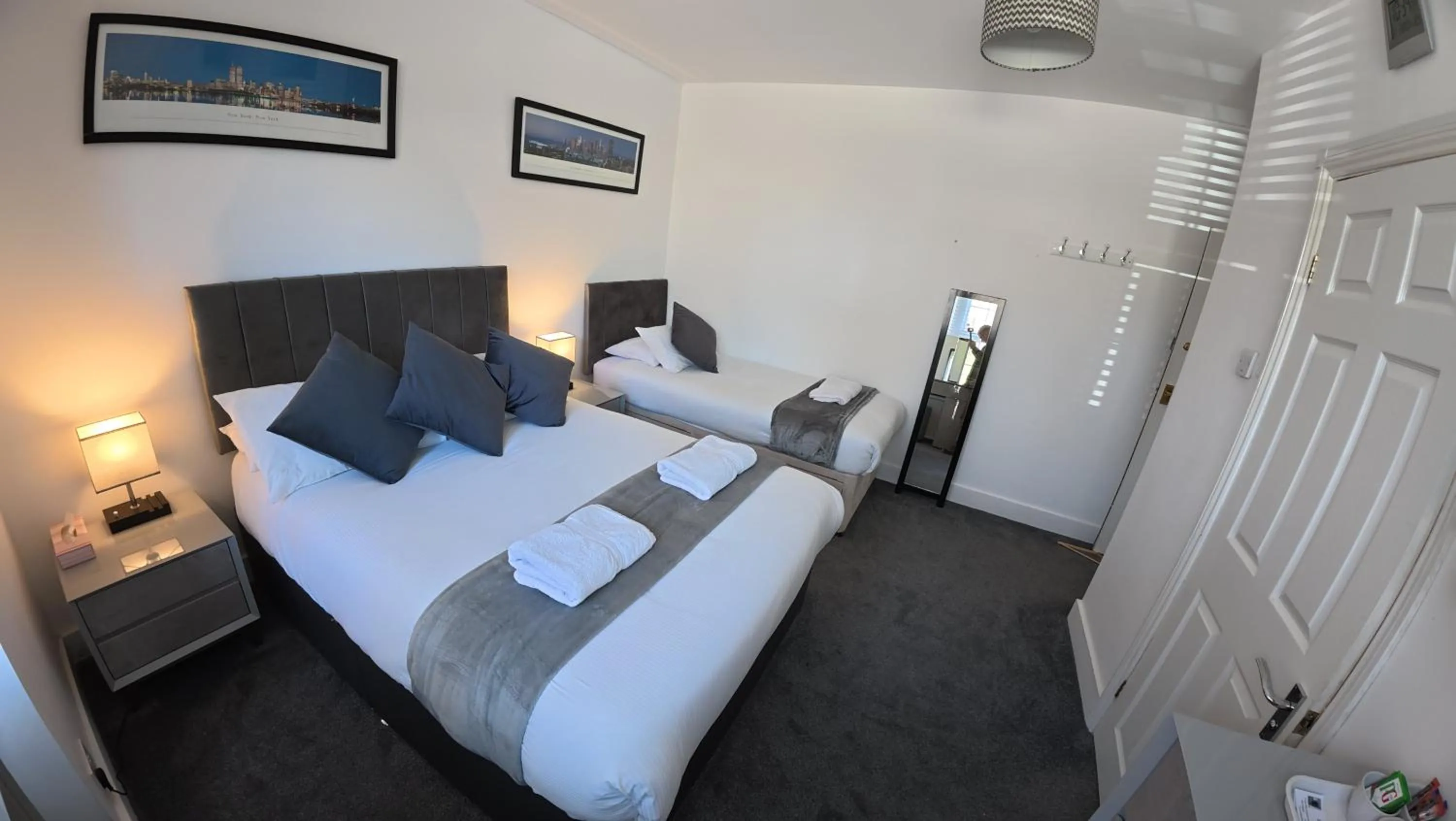 Bed in Oakhurst Gatwick Traditional English B&B & bookable Holiday parking deals GATWICK transport